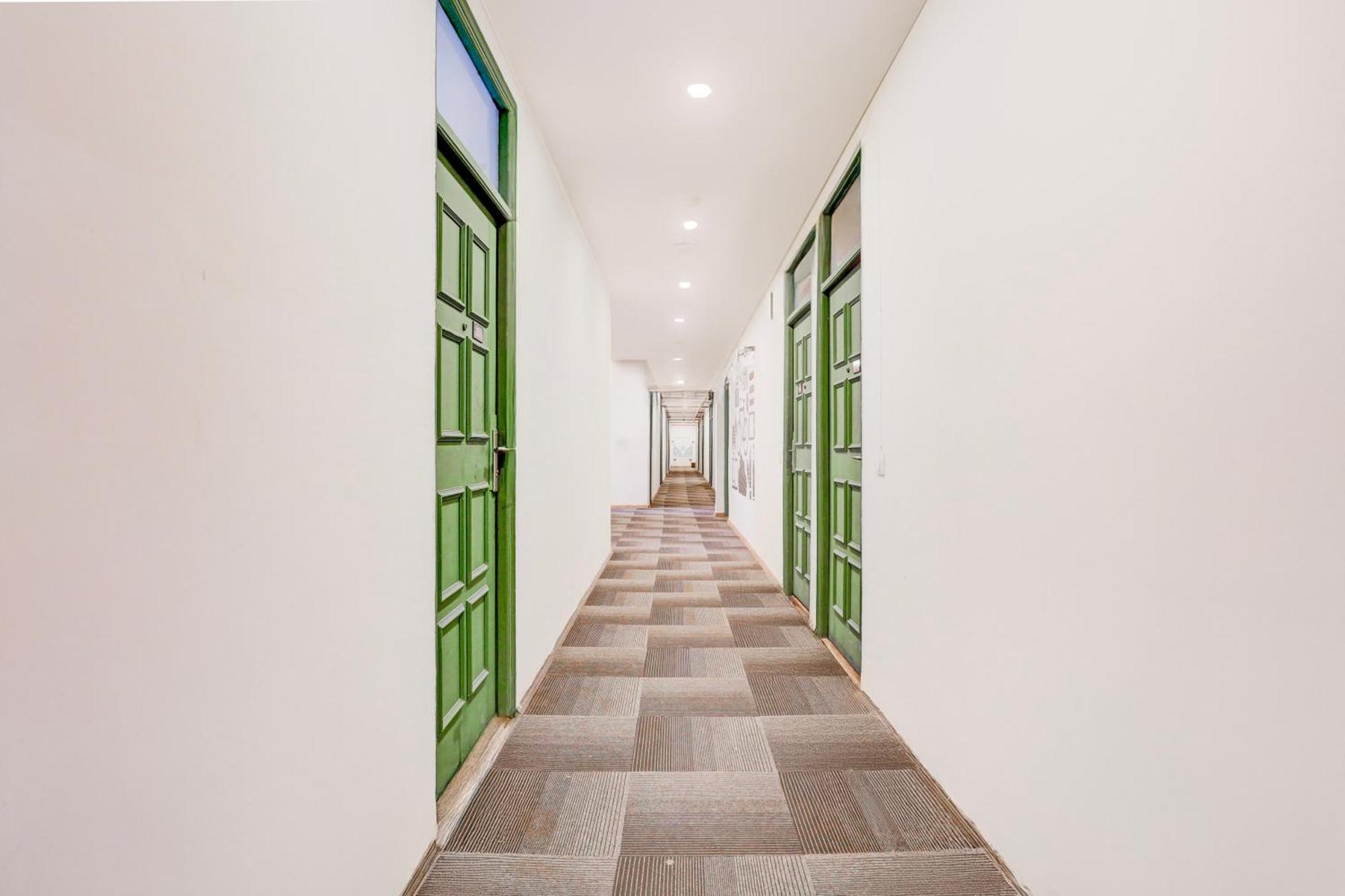 Super Townhouse Sector 64 Near Worldmark Gurugram Formerly Vero 4* Gurgaon