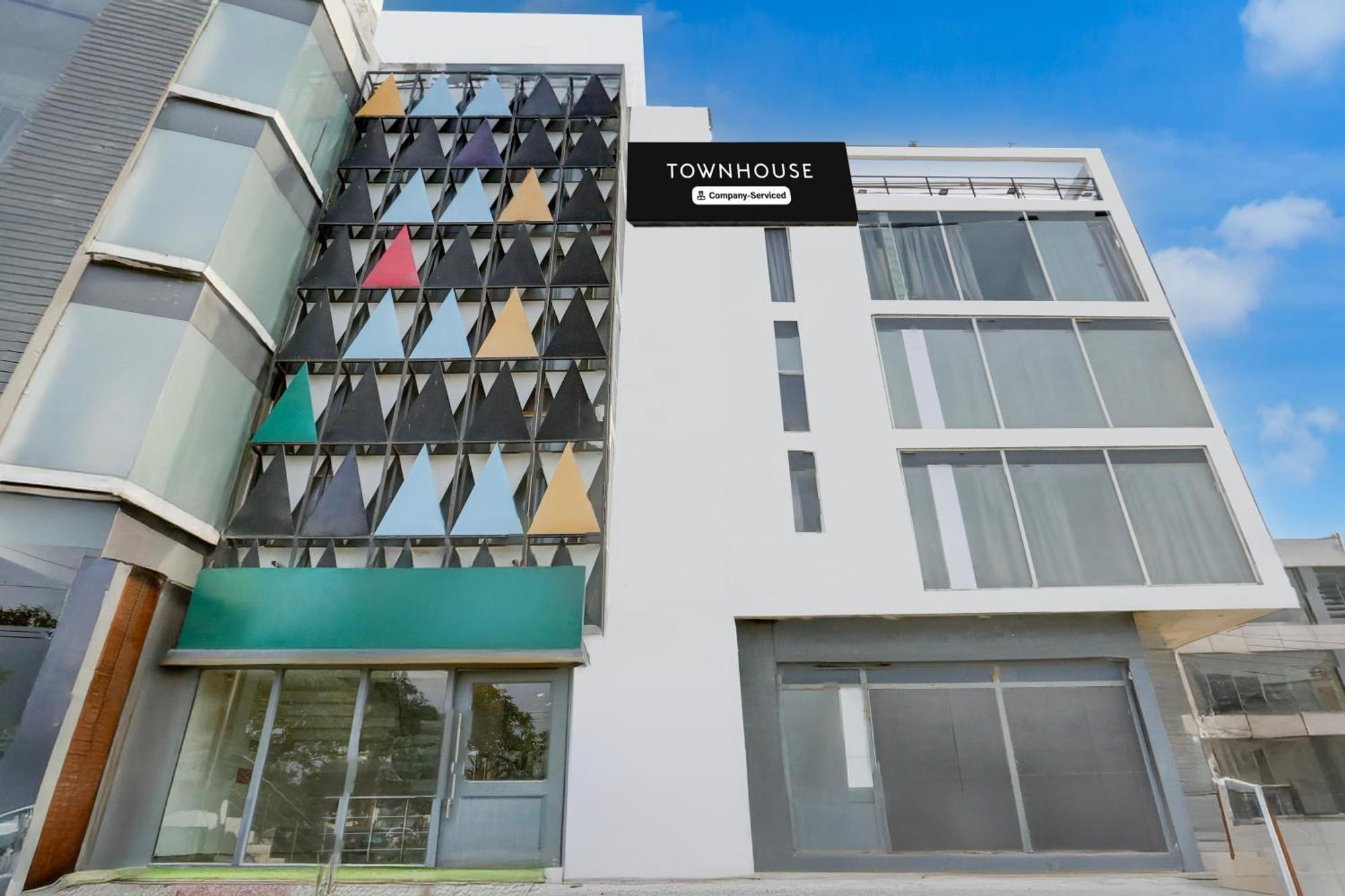 Super Townhouse Sector 64 Near Worldmark Gurugram Formerly Vero Gurgaon