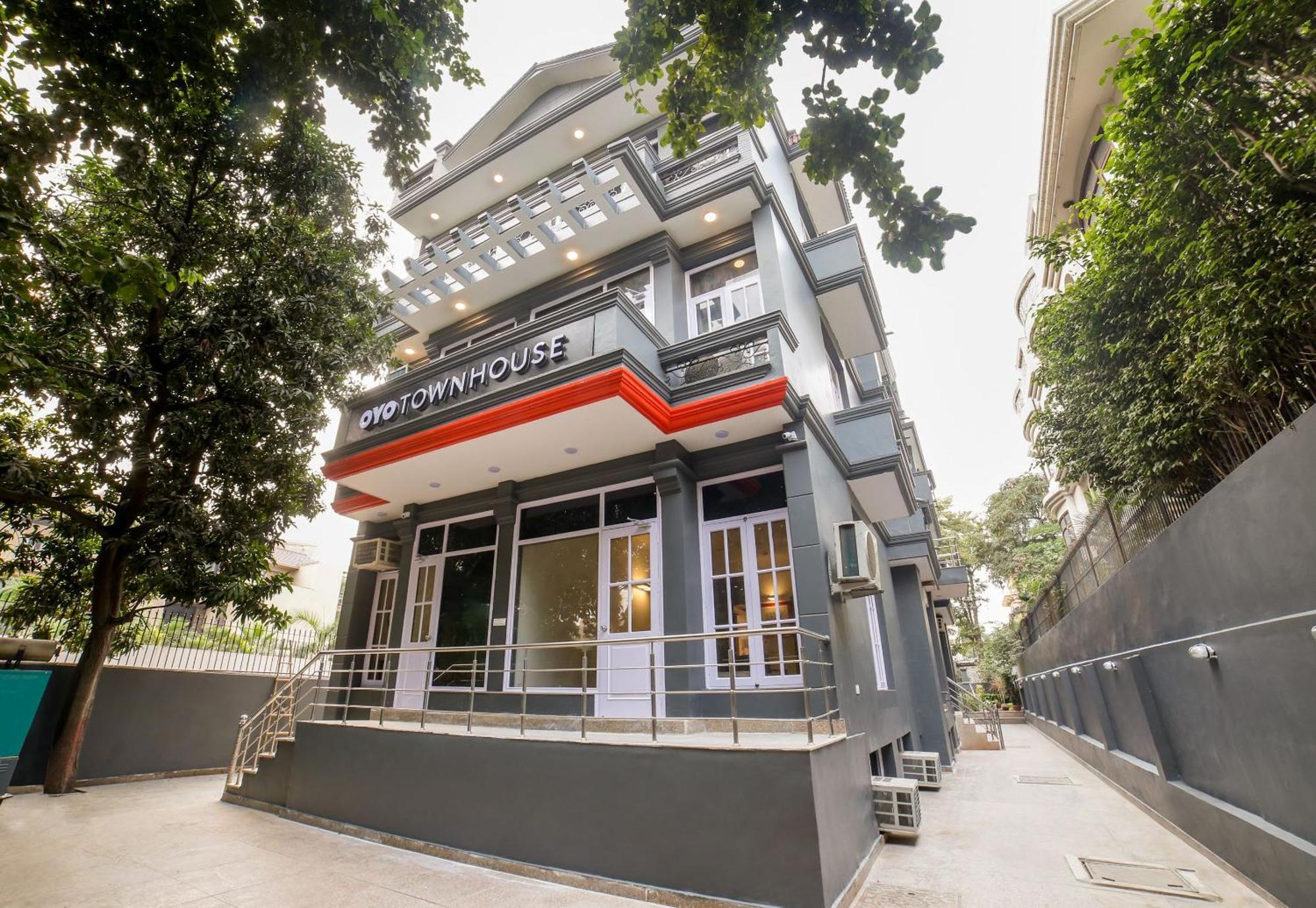 Hotel Townhouse 330 Dlf Phase-2 Near Leisure Valley Park 4*