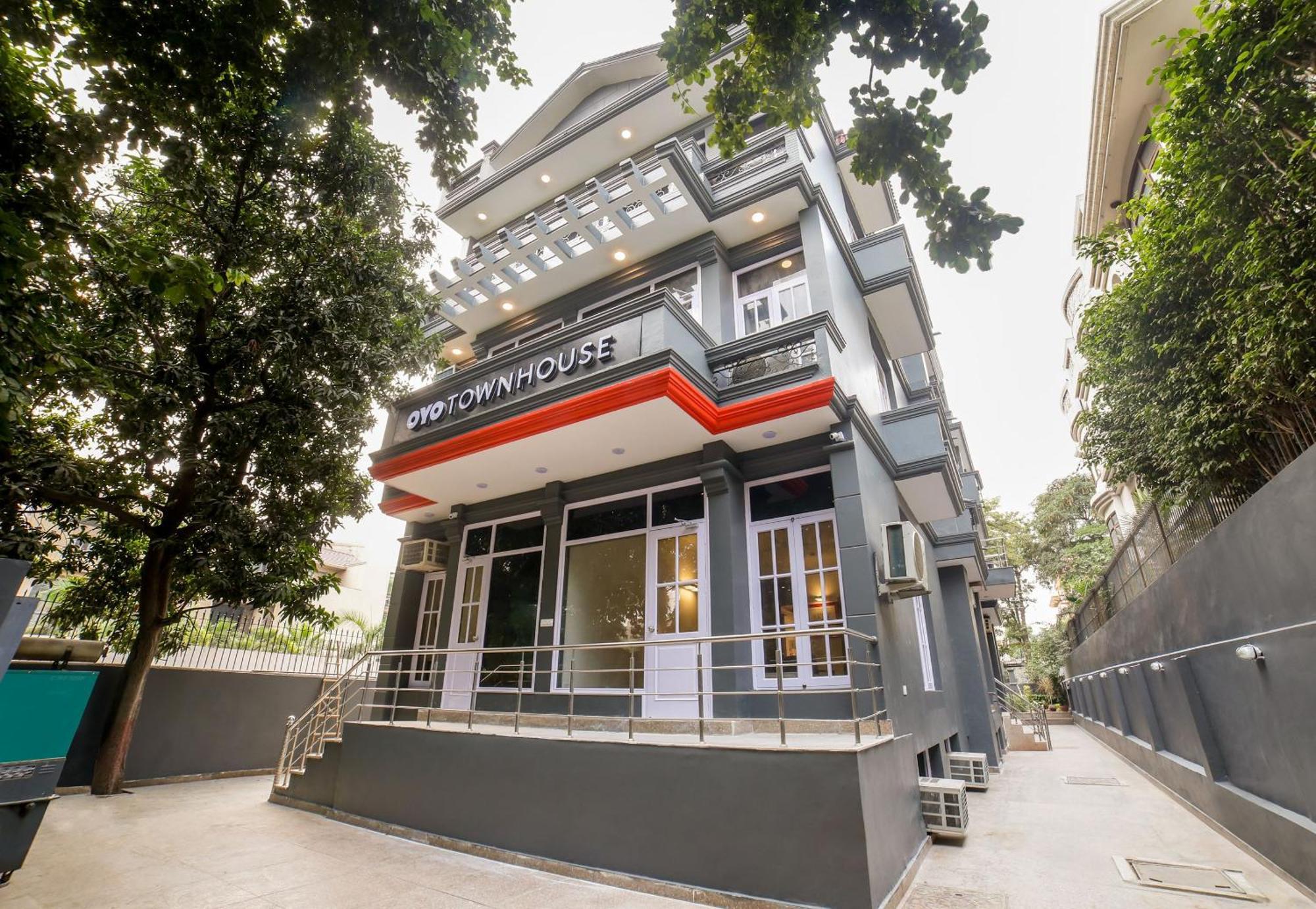 Townhouse 330 Dlf Phase-2 Near Leisure Valley Park Hotel