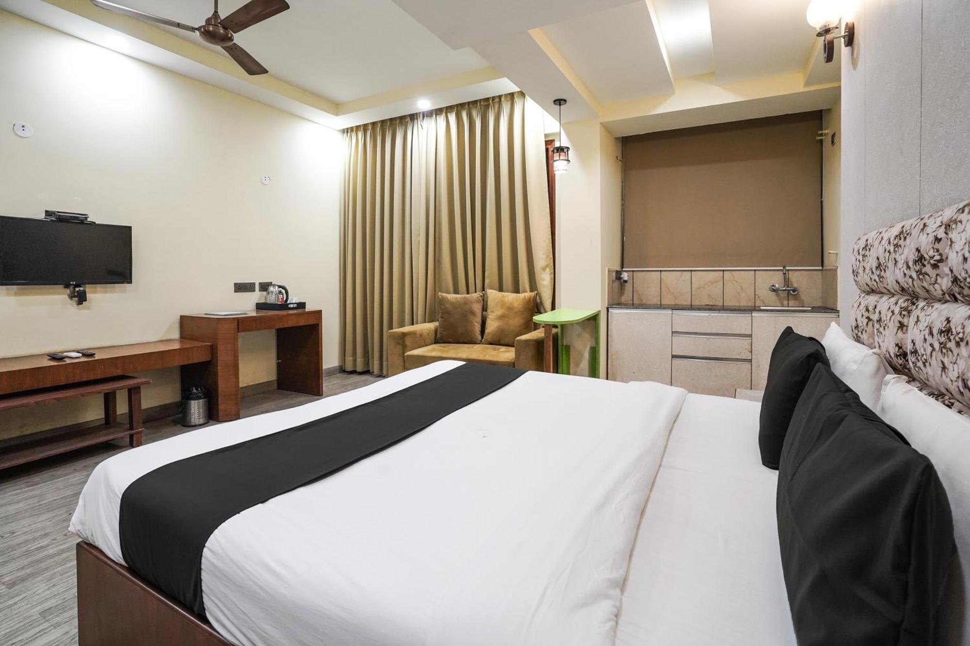 Super Townhouse Sector 47 Near Medanta 4* Gurgaon