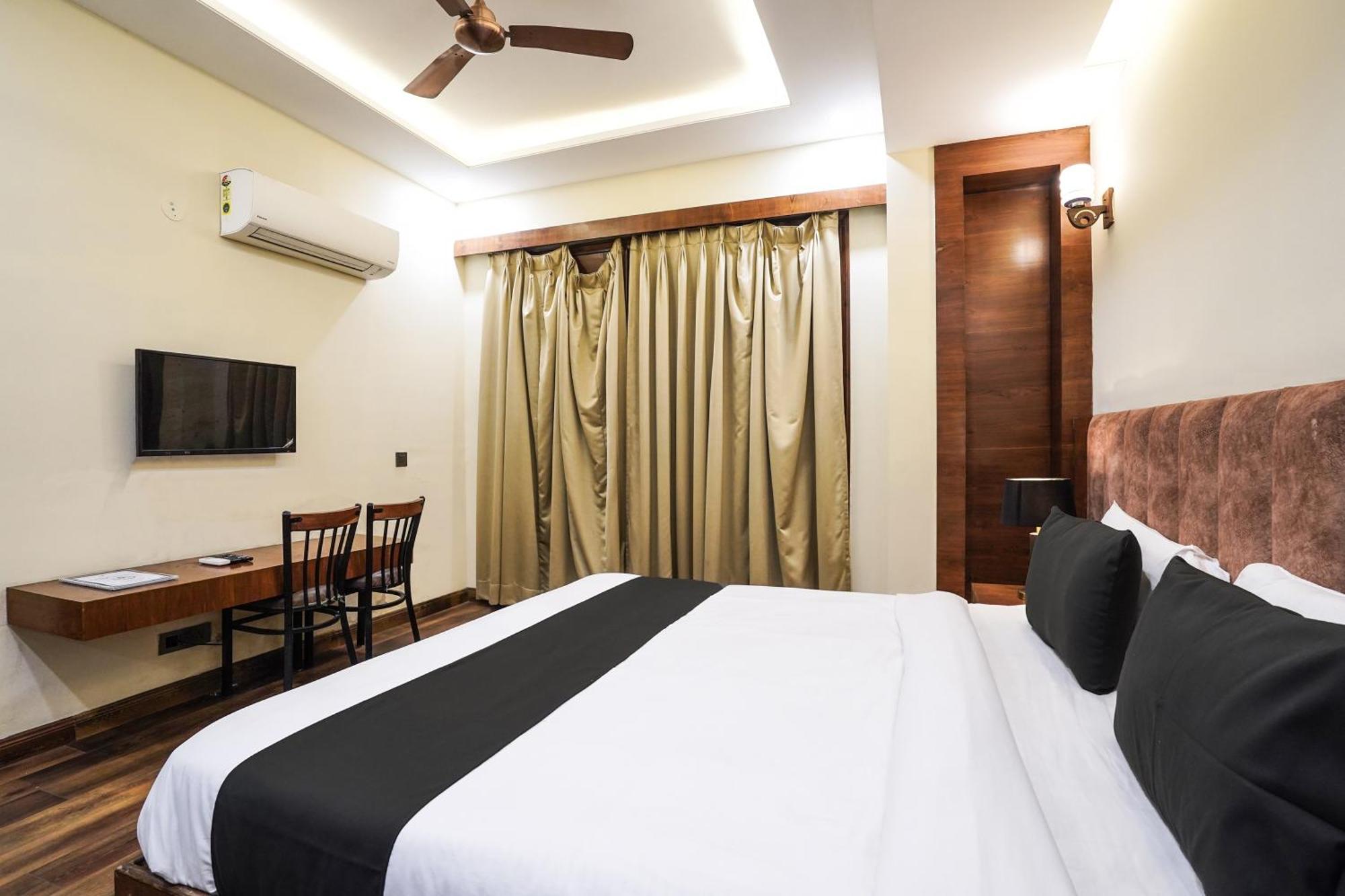 Super Townhouse Sector 47 Near Medanta
