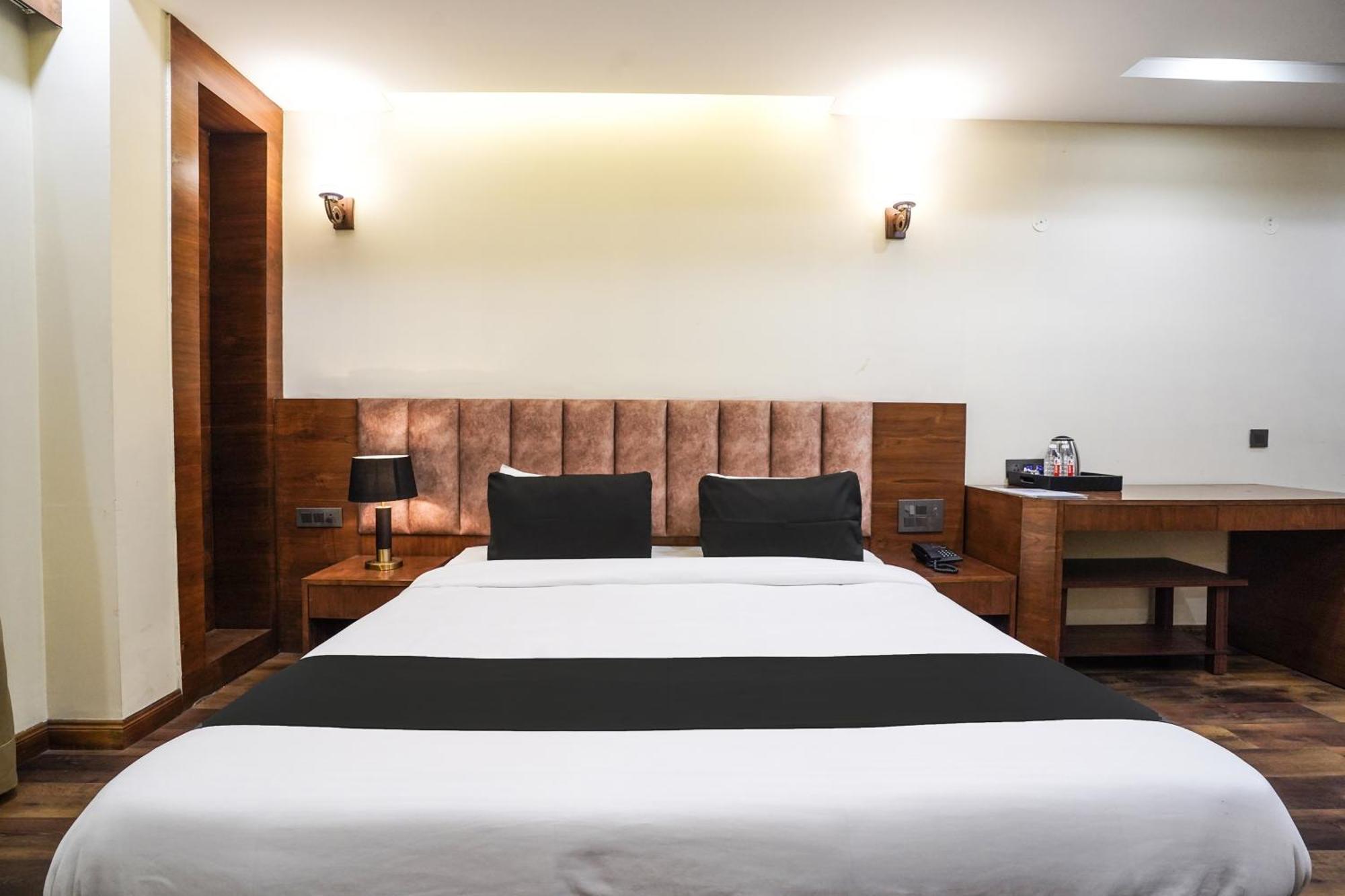 Super Townhouse Sector 47 Near Medanta Hotel