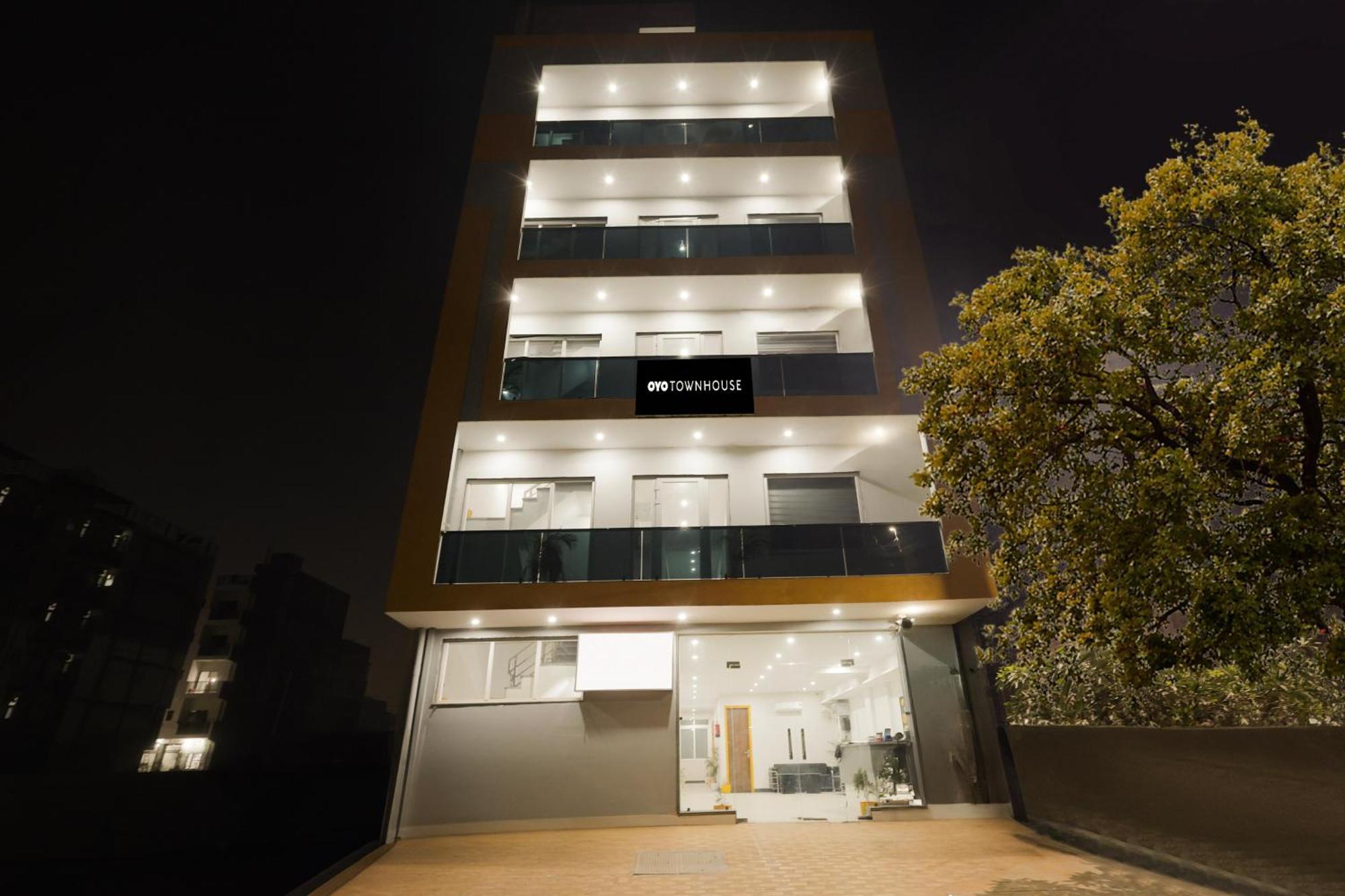 Super Townhouse Sector 69 3*