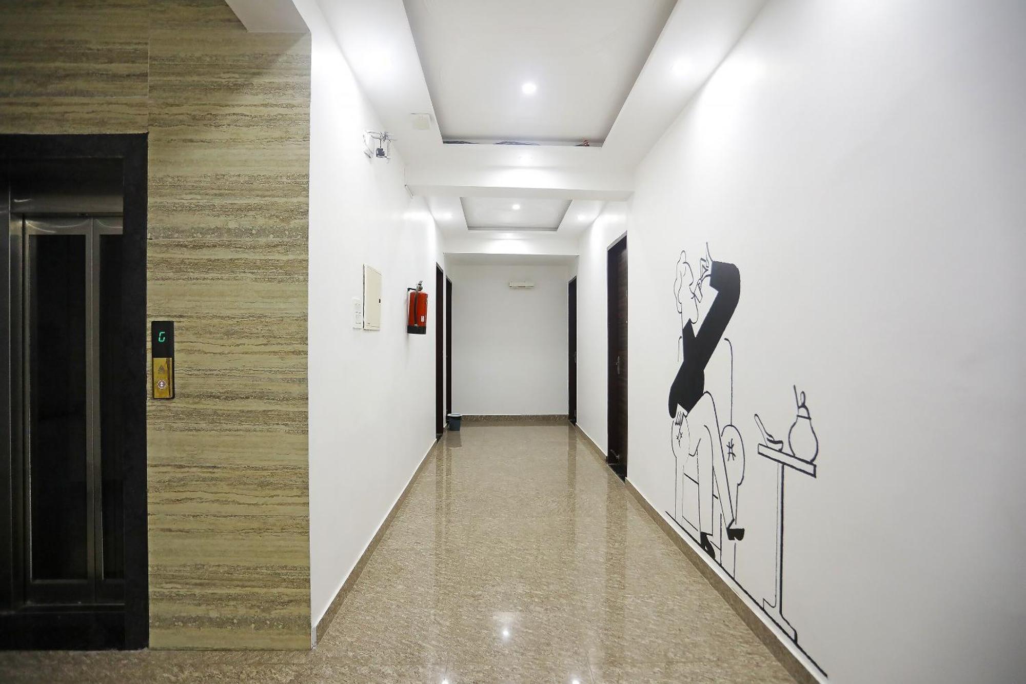 Super Townhouse Cloud Bay, Near Genpact, Sector-69, Hotel