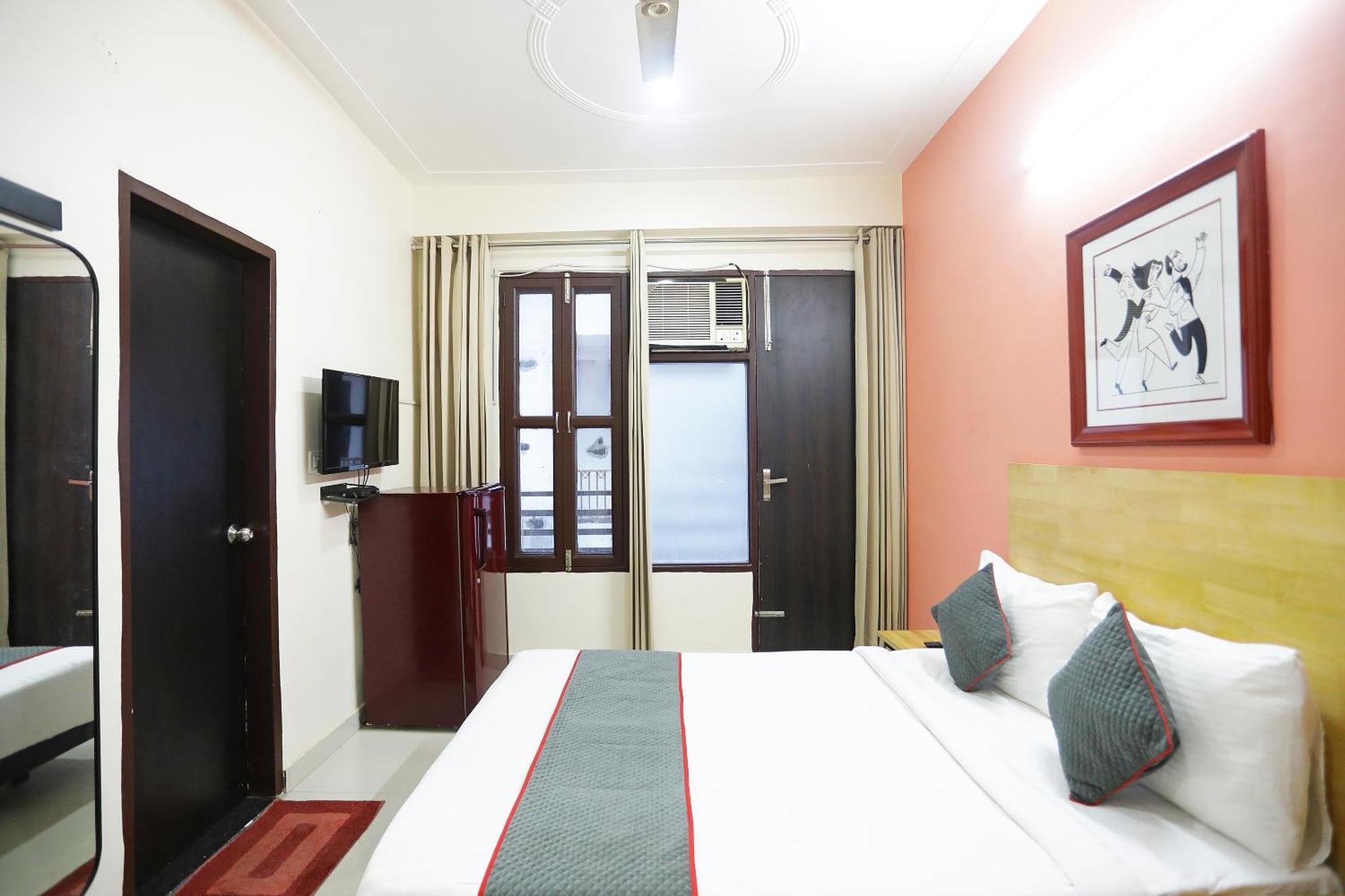 Super Townhouse Cloud Bay, Near Genpact, Sector-69, 4* Gurgaon