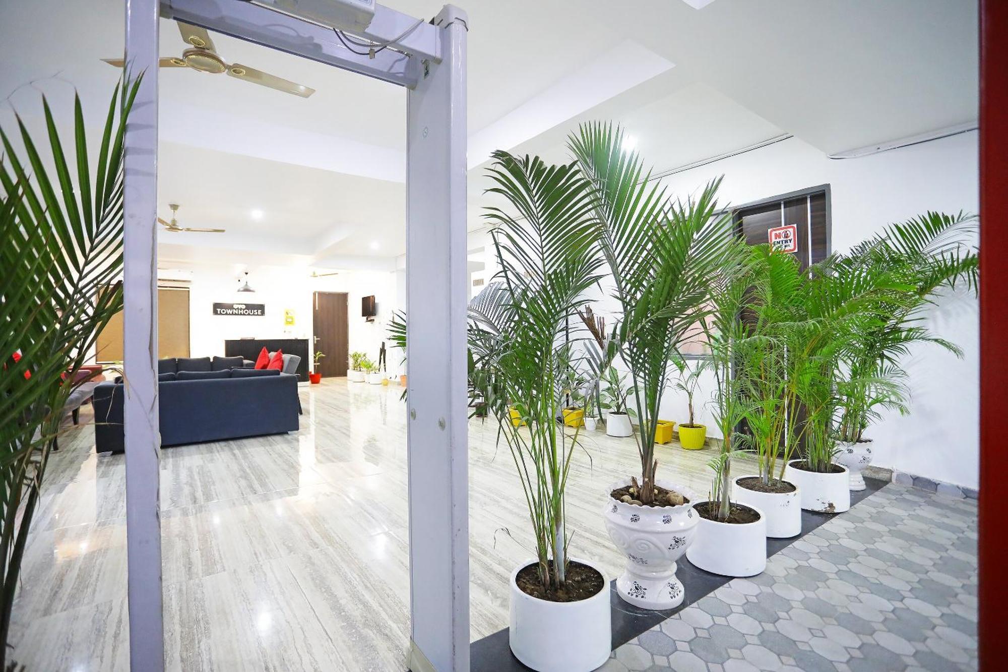 Hotel Super Townhouse Cloud Bay, Near Genpact, Sector-69, Gurgaon