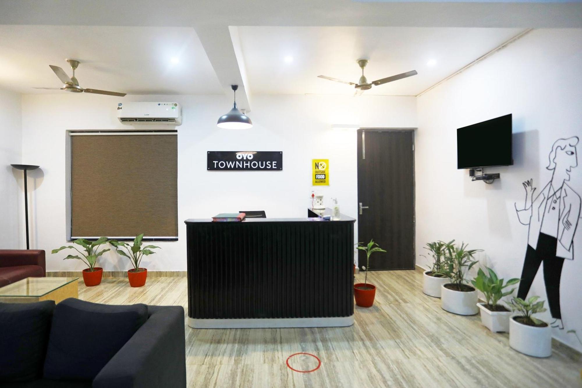 Super Townhouse Cloud Bay, Near Genpact, Sector-69, 4* Gurgaon