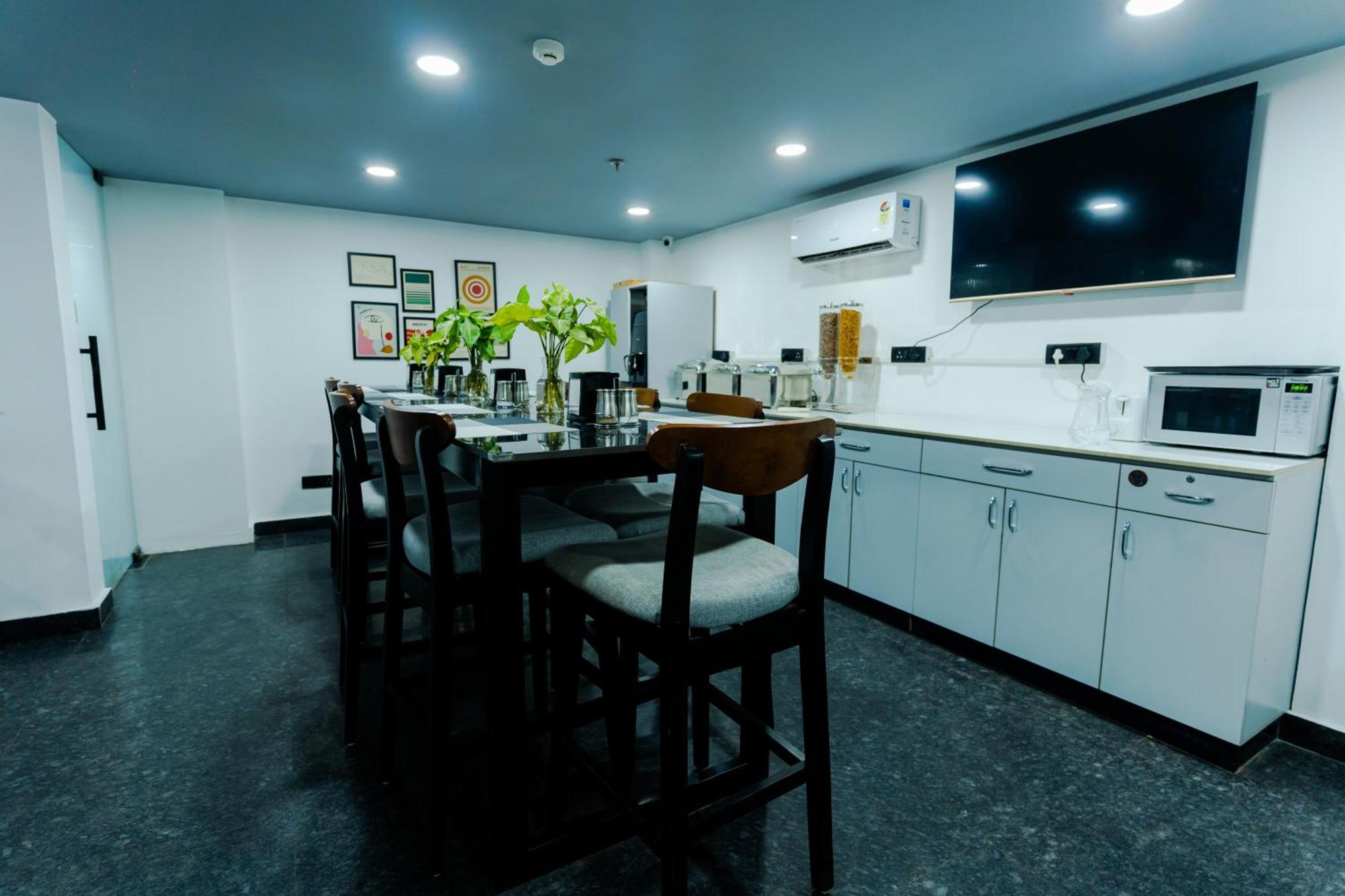 Bedchambers Luxury Near Golf Course Road