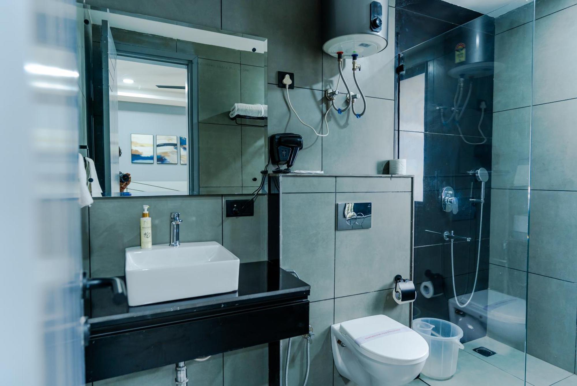 Bedchambers Luxury Near Golf Course Road Apartment *