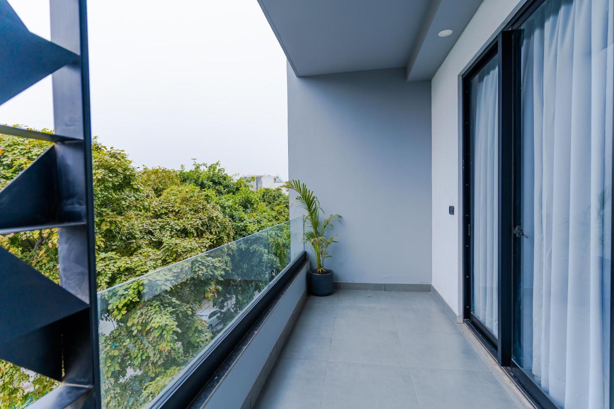 Bedchambers Luxury Near Golf Course Road *