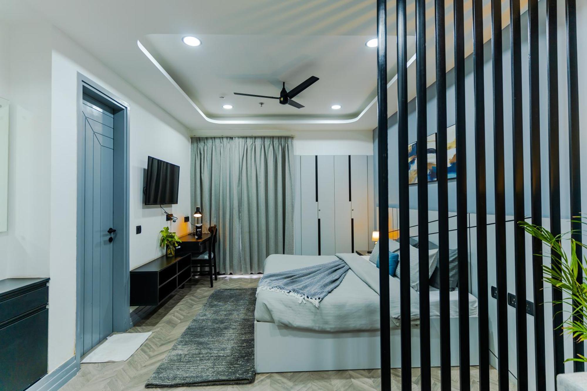 Bedchambers Luxury Near Golf Course Road Apartment