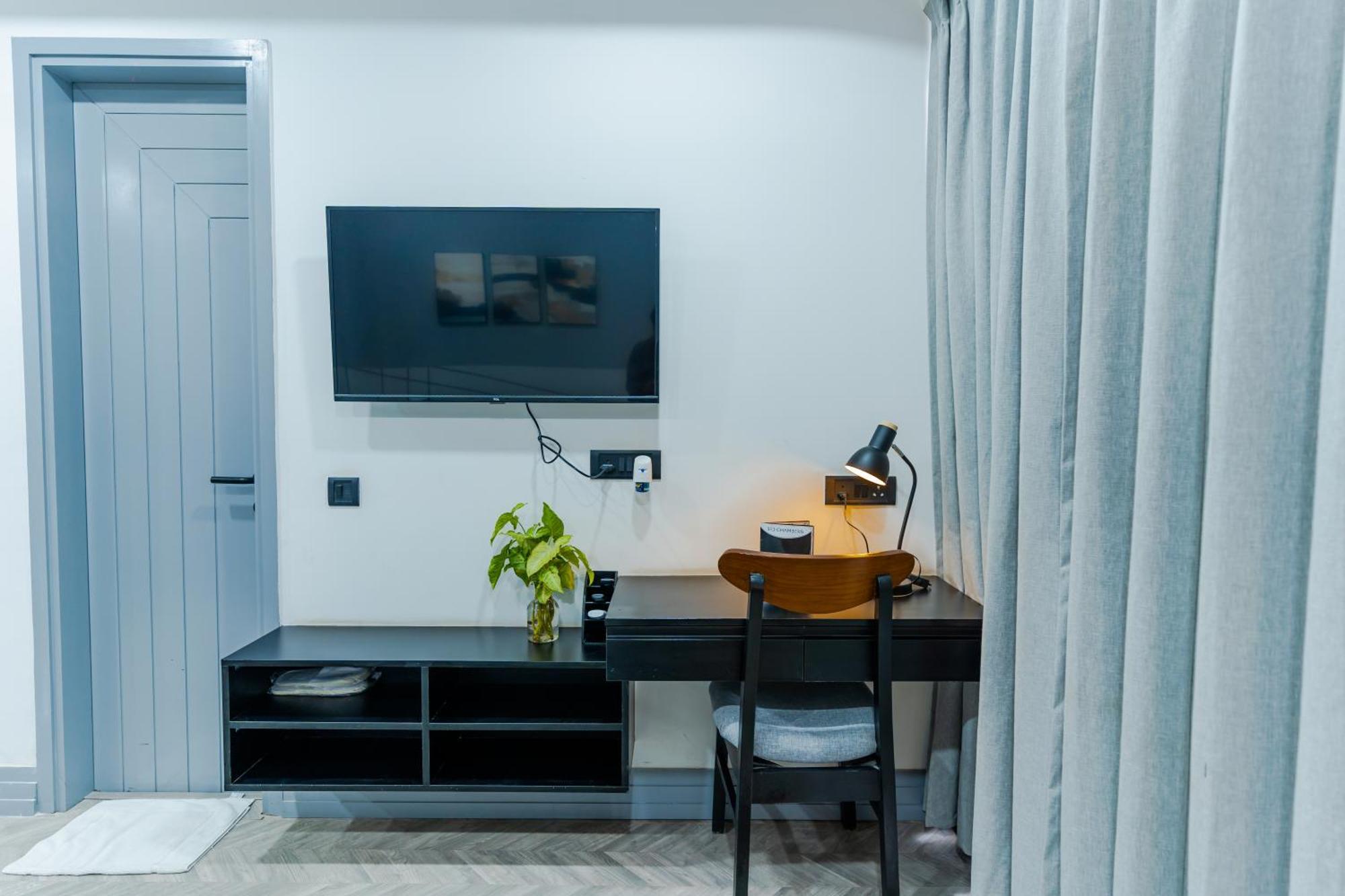 Apartment Bedchambers Luxury Near Golf Course Road