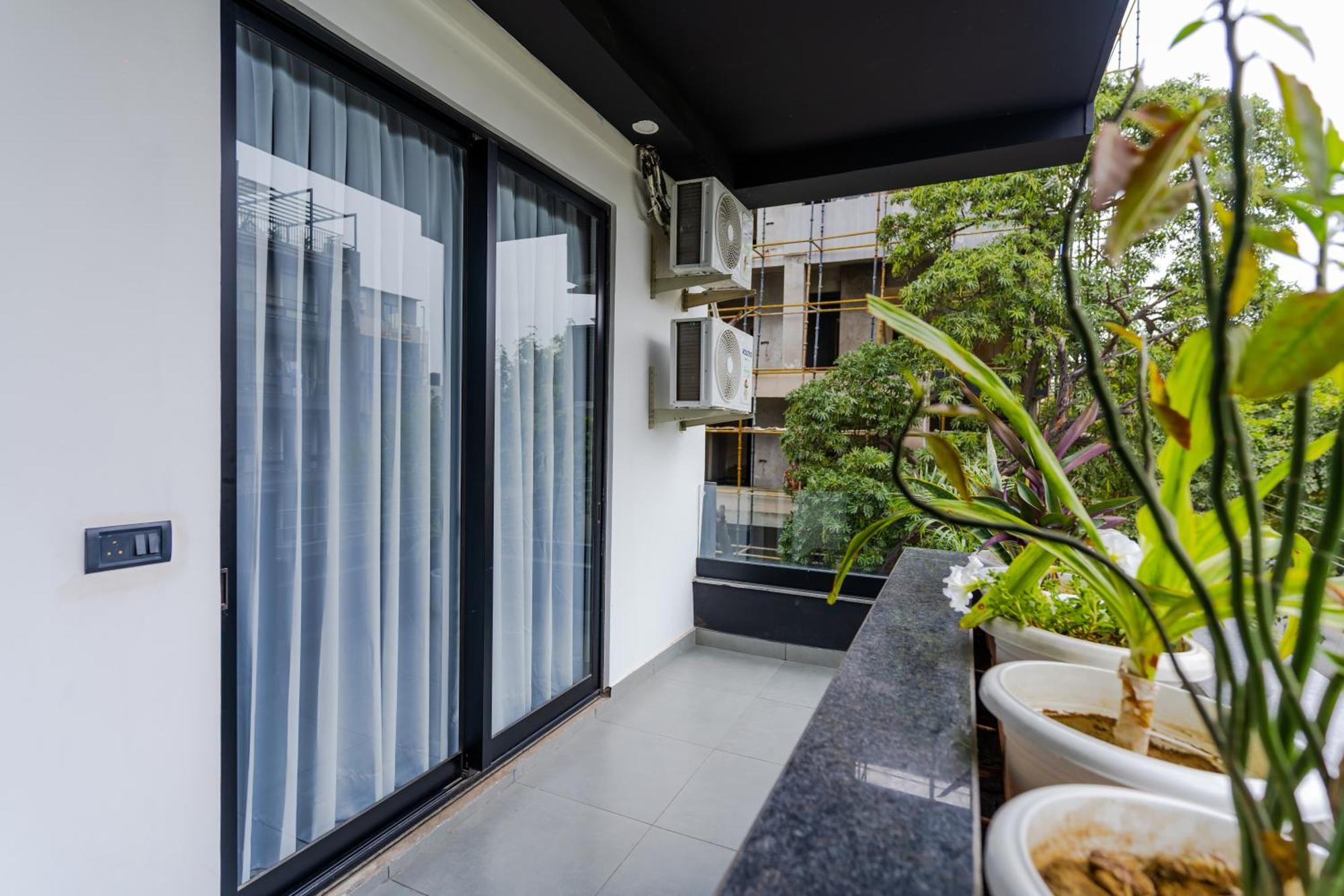 Bedchambers Luxury Near Golf Course Road