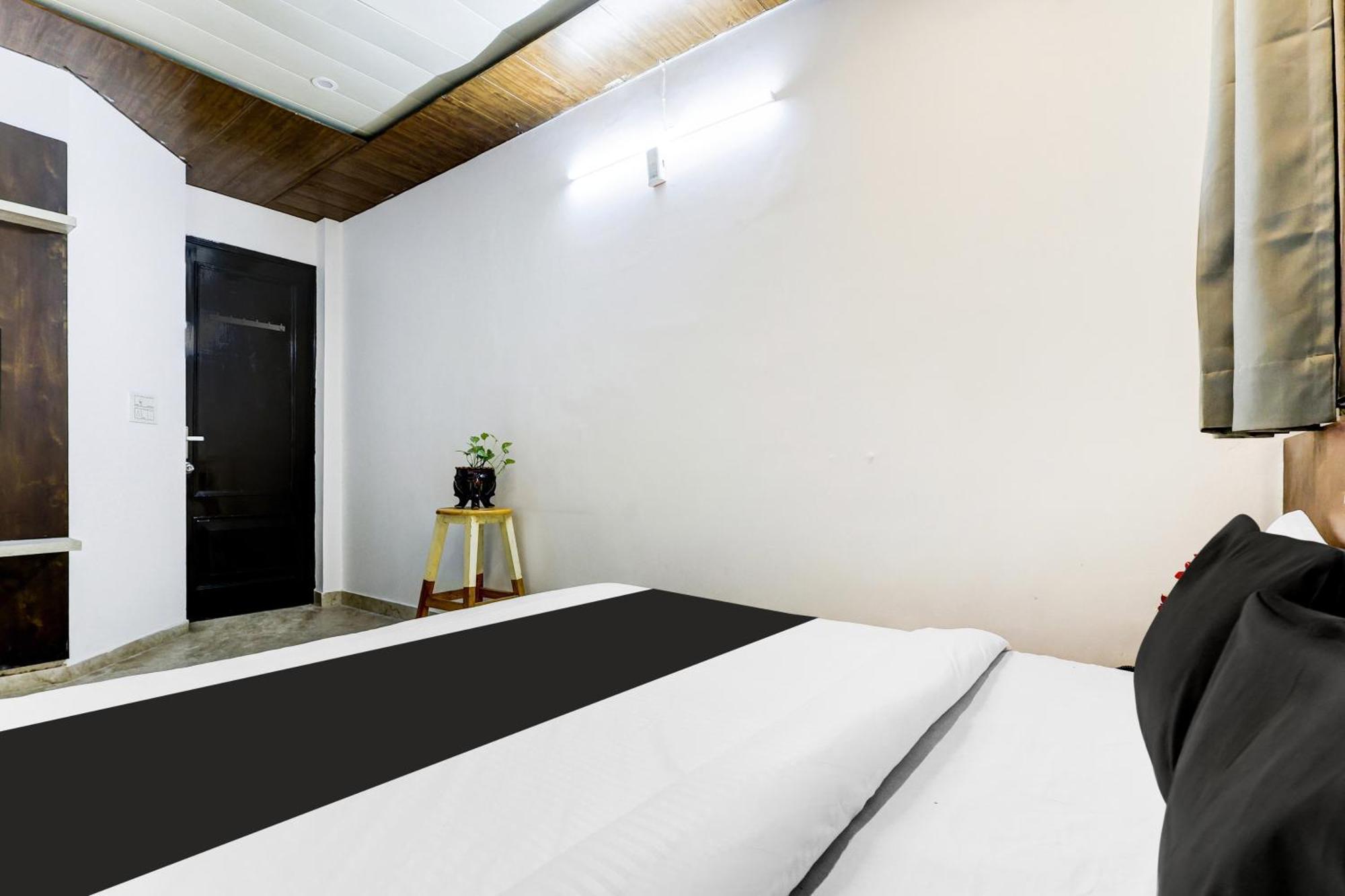 Hotel Super Townhouse Mayfield Garden Nearby Golf Course Road