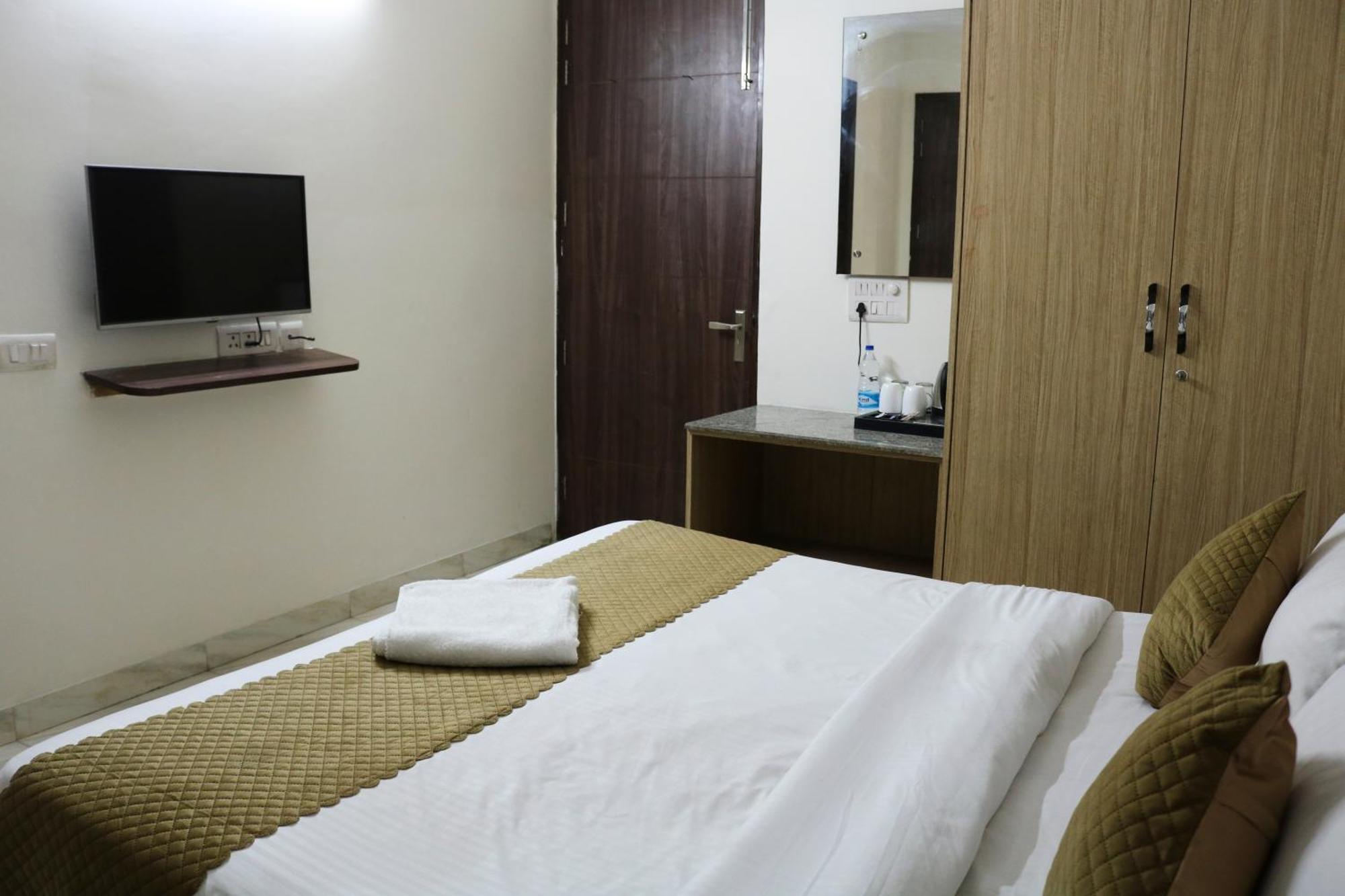 Hotel Vinayak Sector 43 3*
