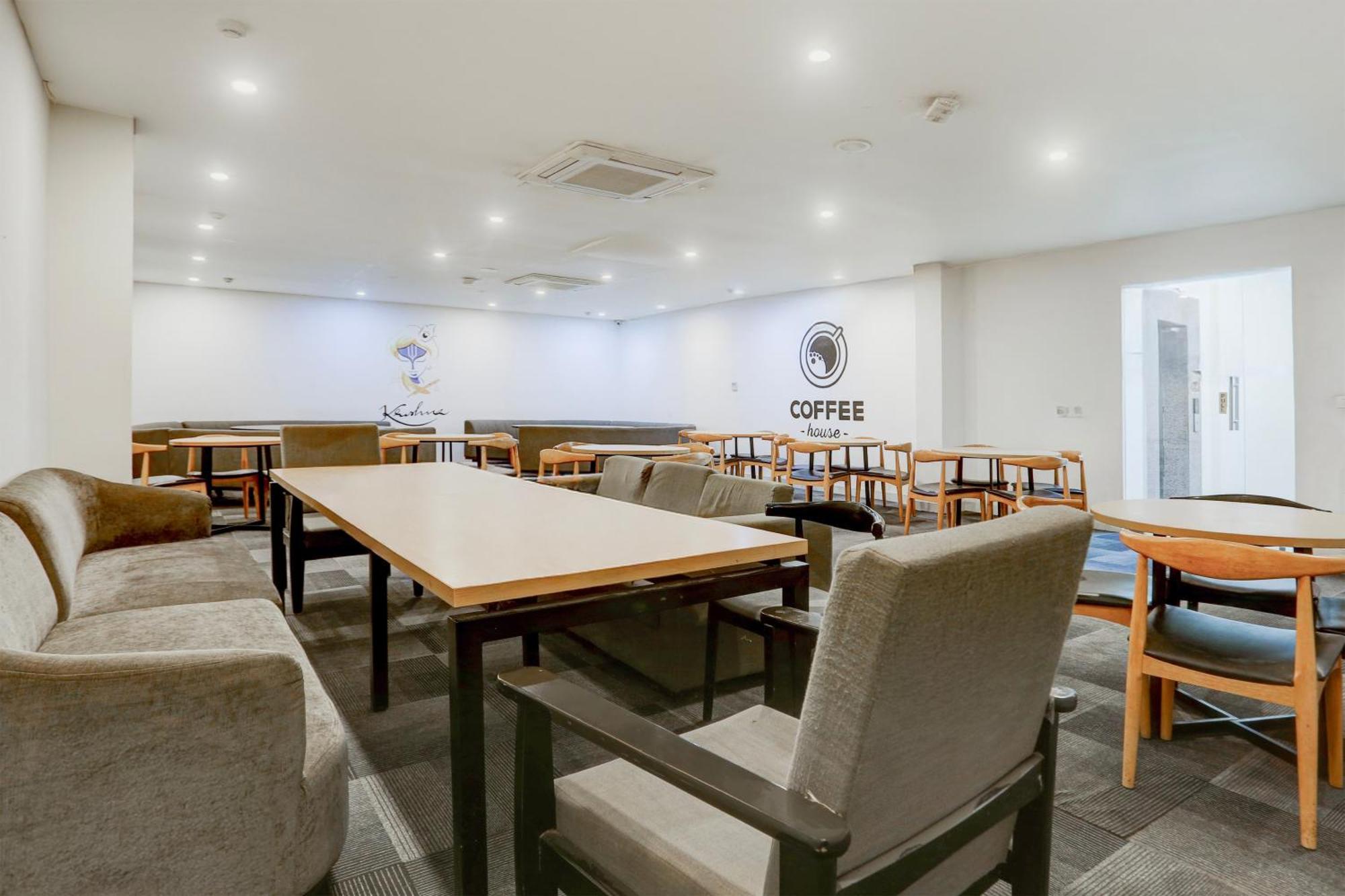 Super Townhouse Sector 64 Near Worldmark Gurugram Formerly Vero 4* Gurgaon