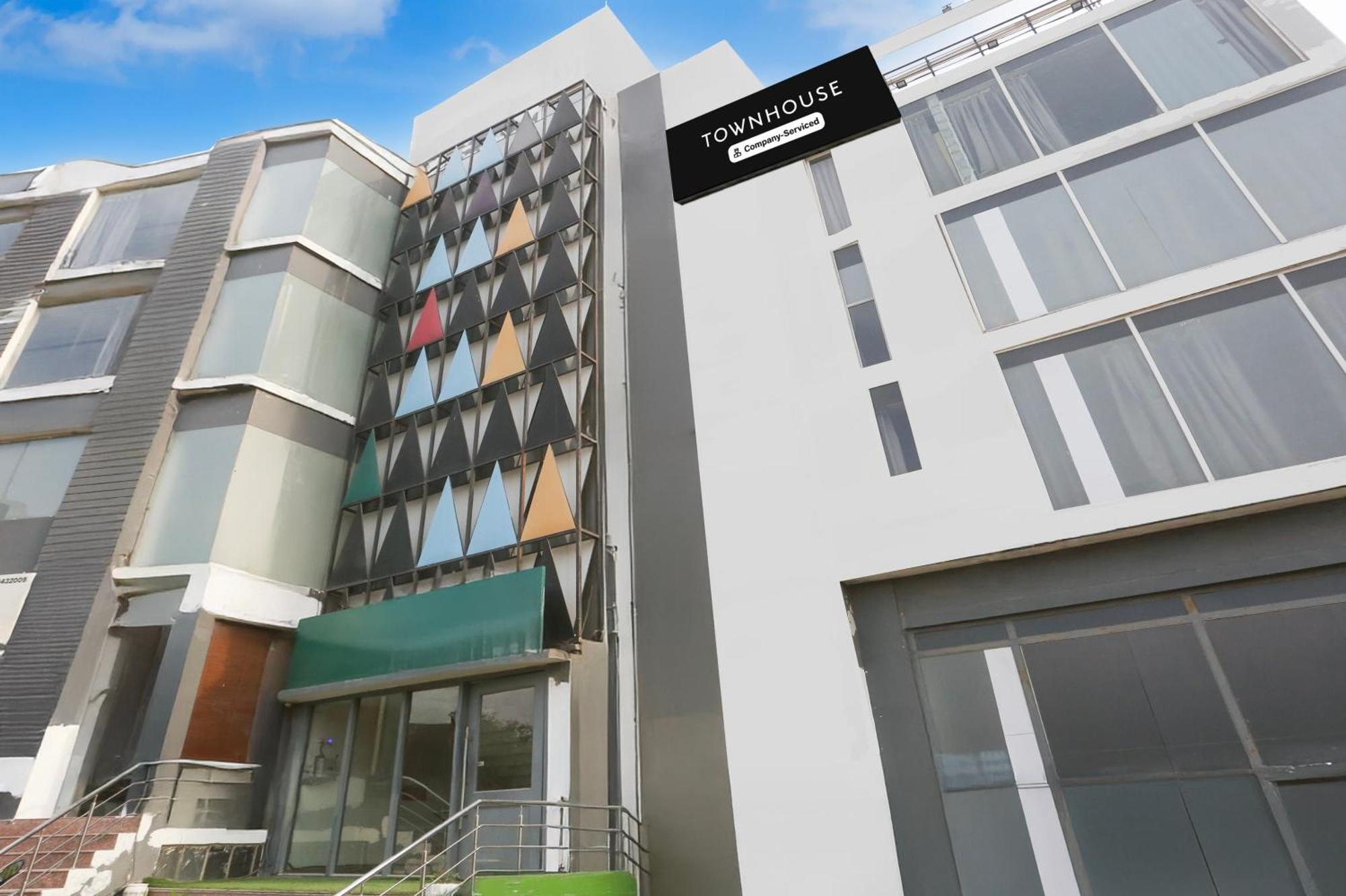 Super Townhouse Sector 64 Near Worldmark Gurugram Formerly Vero Hotel