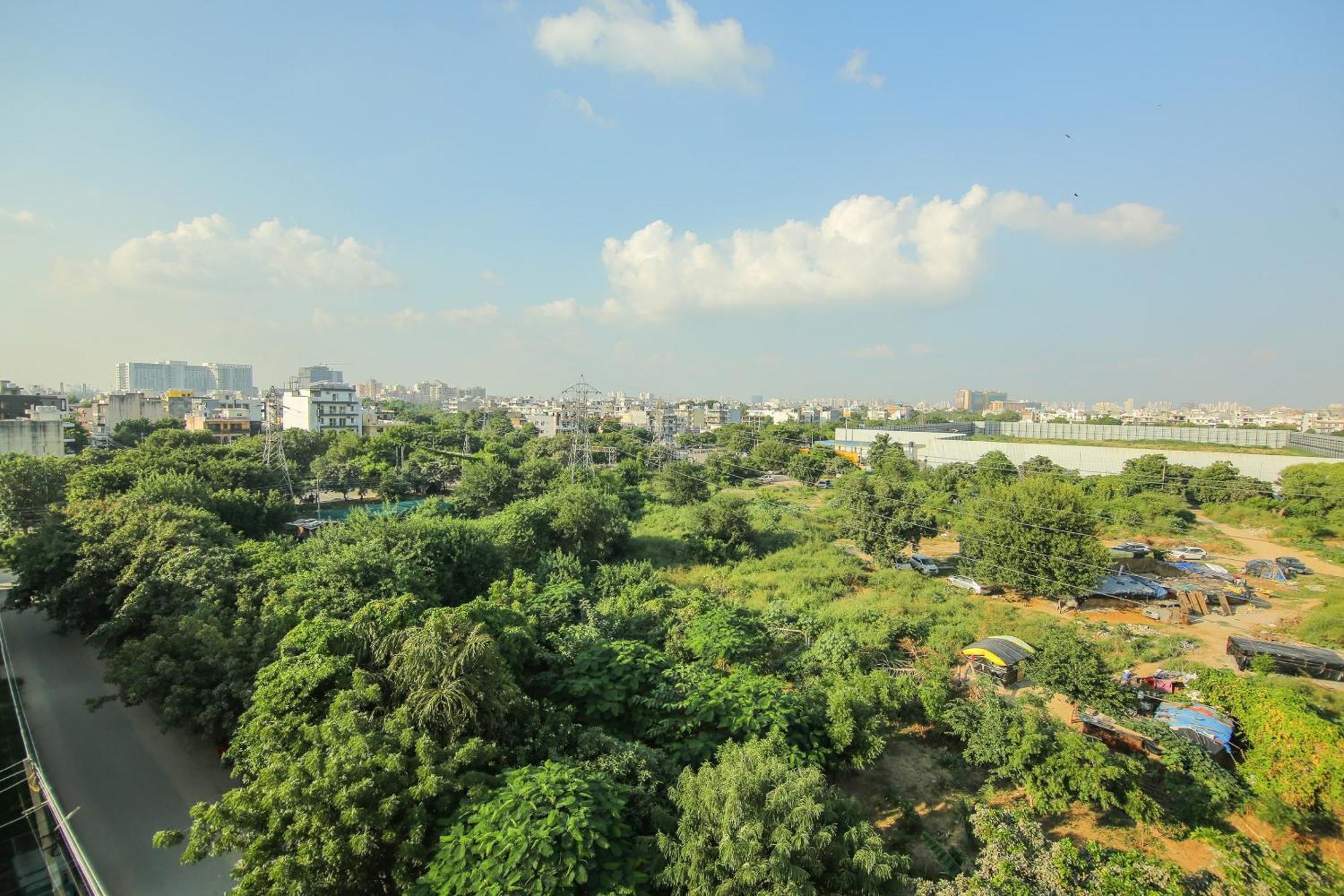 Super Collection O Corporate Near Omaxe Celebration Mall 4*