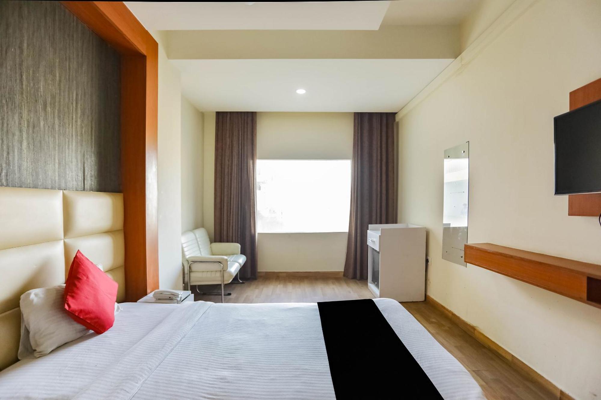 Collection O Comfort Residency Near Medanta Hospital Near Omaxe Celebration Mall