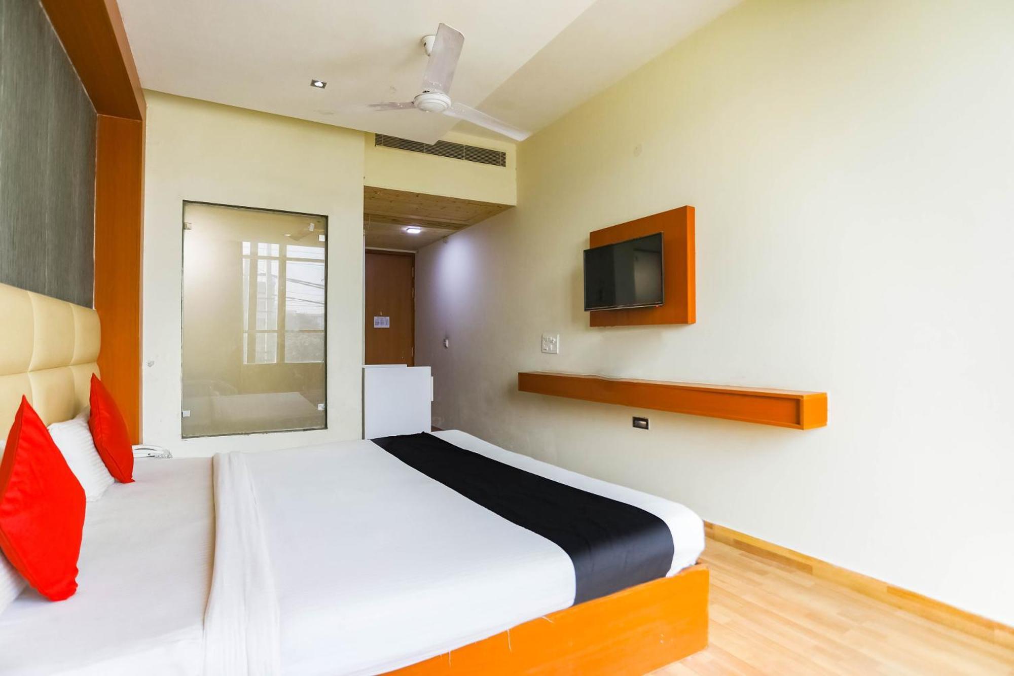 Collection O Comfort Residency Near Medanta Hospital Near Omaxe Celebration Mall Hotel