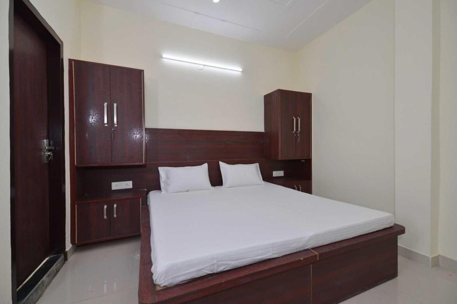 Collection O Sector 33 Hotel
