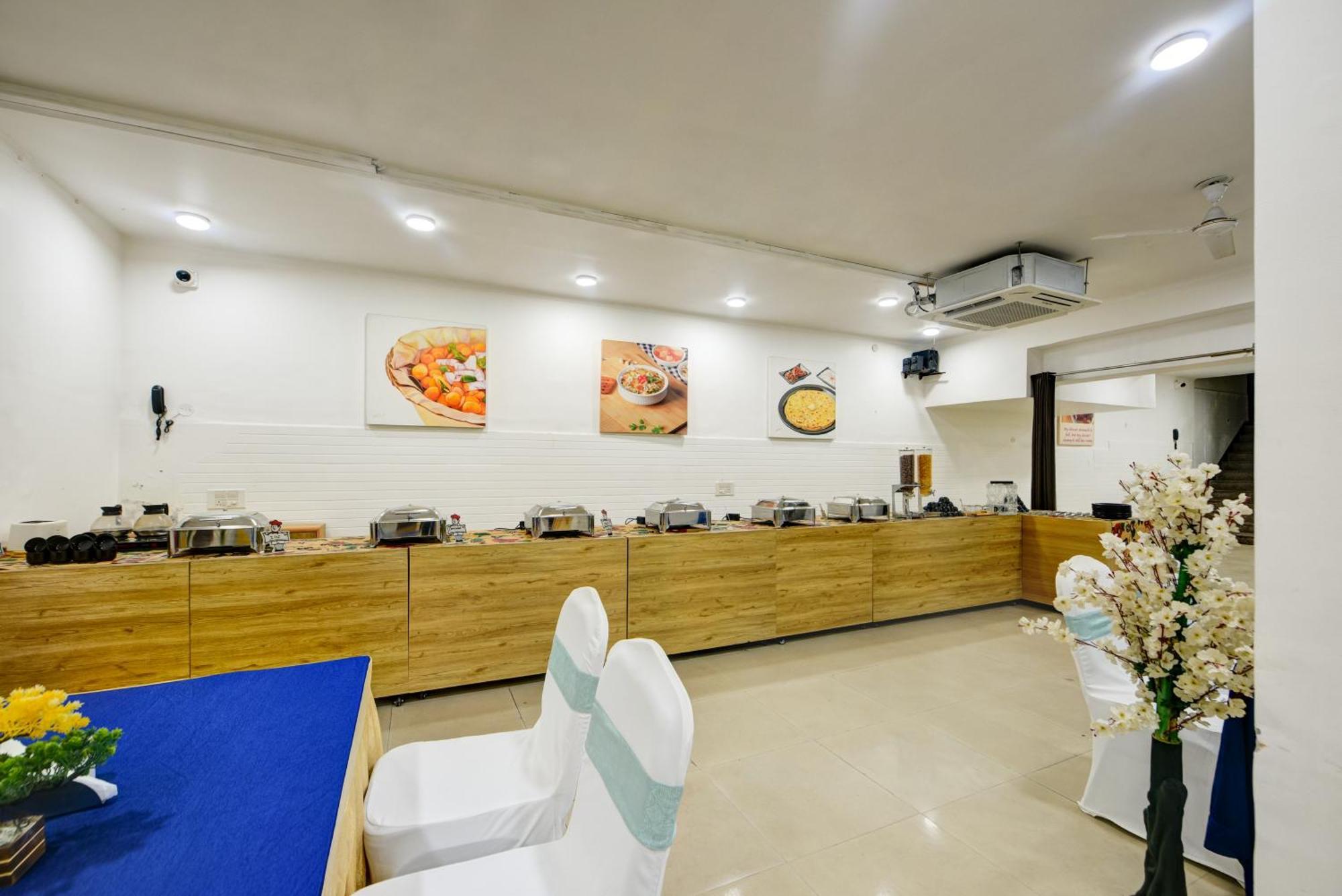 Aamantran Residency Hotel, Sohna Road, Sector 49, Gurugram Hotel 3*