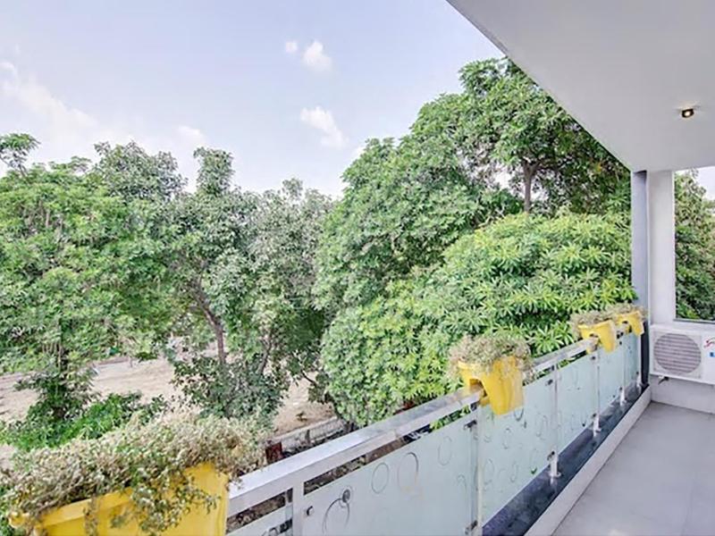 Nuab House - Near Fortis, Max, Medanta, Paras Hospitals And Huda Metro *