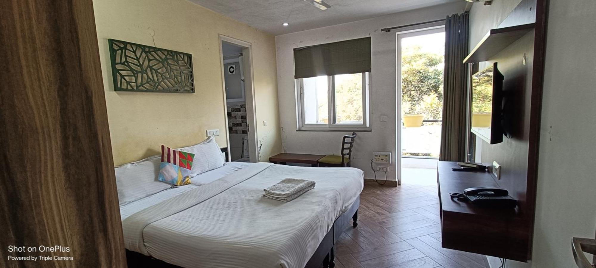 Nuab House - Near Fortis, Max, Medanta, Paras Hospitals And Huda Metro Hostel *
