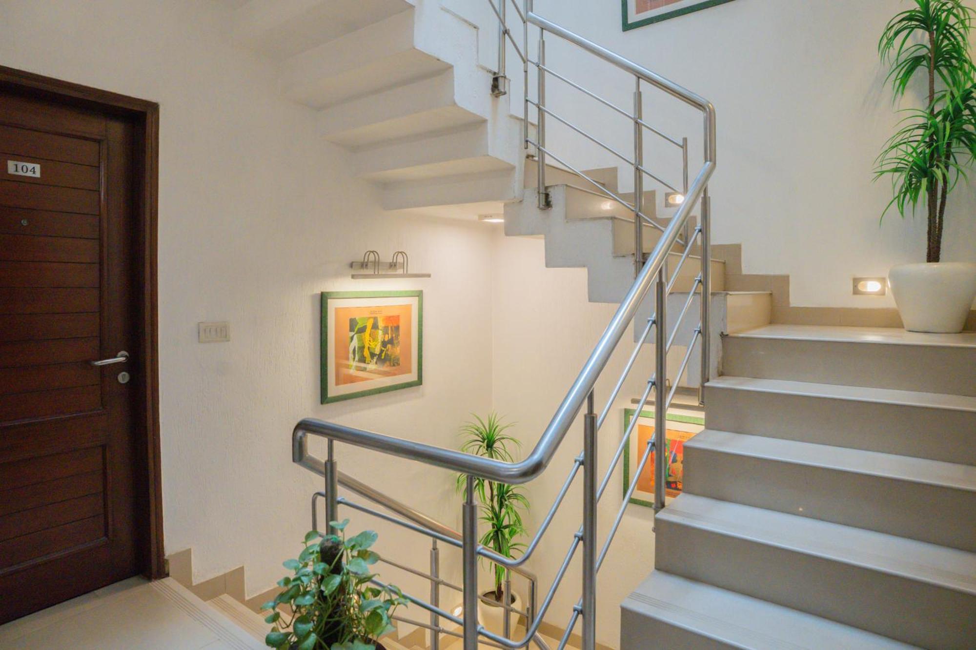 Guest house Ahuja Residency Parklane Gurgaon