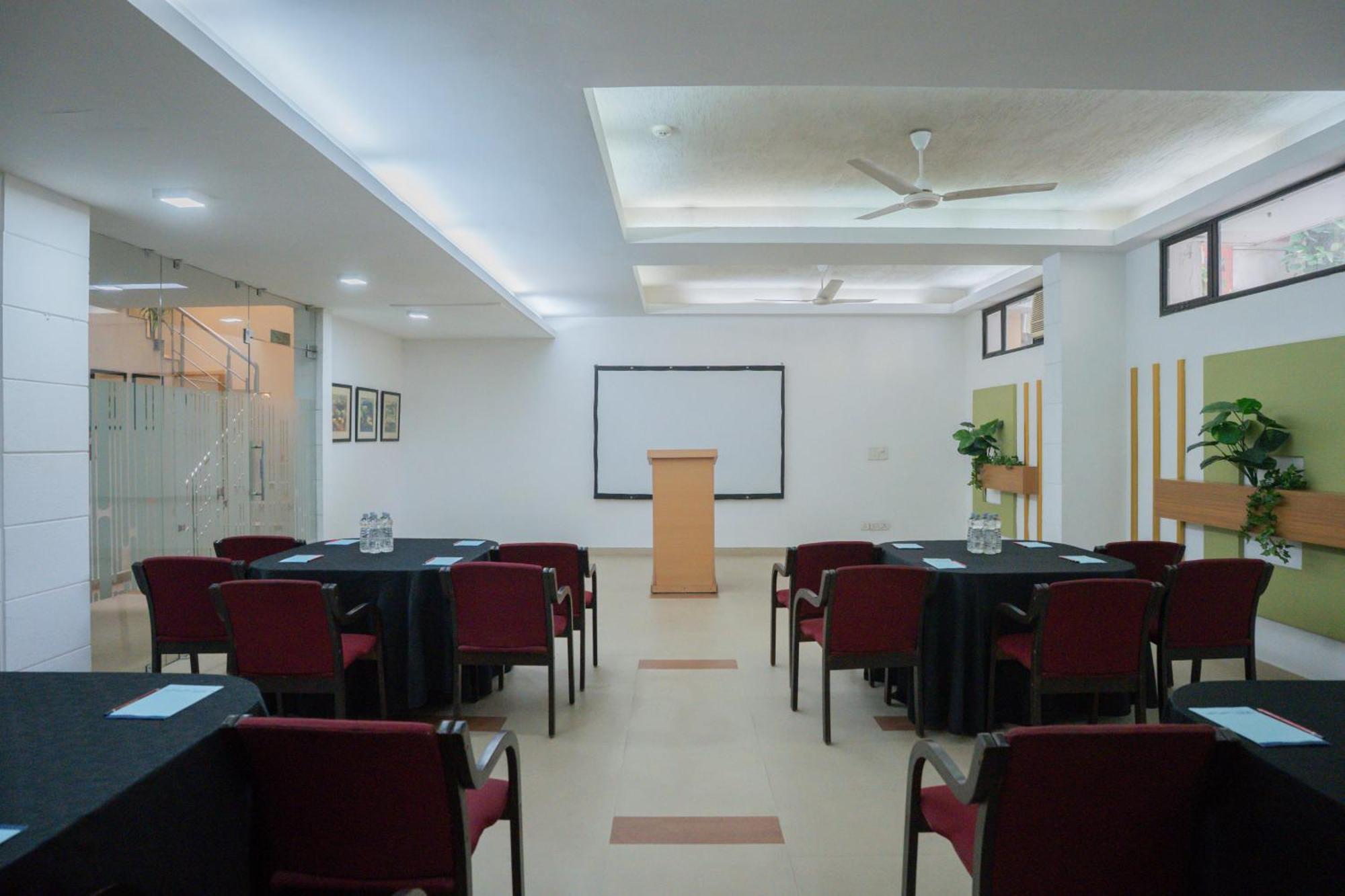 Guest house Ahuja Residency Parklane