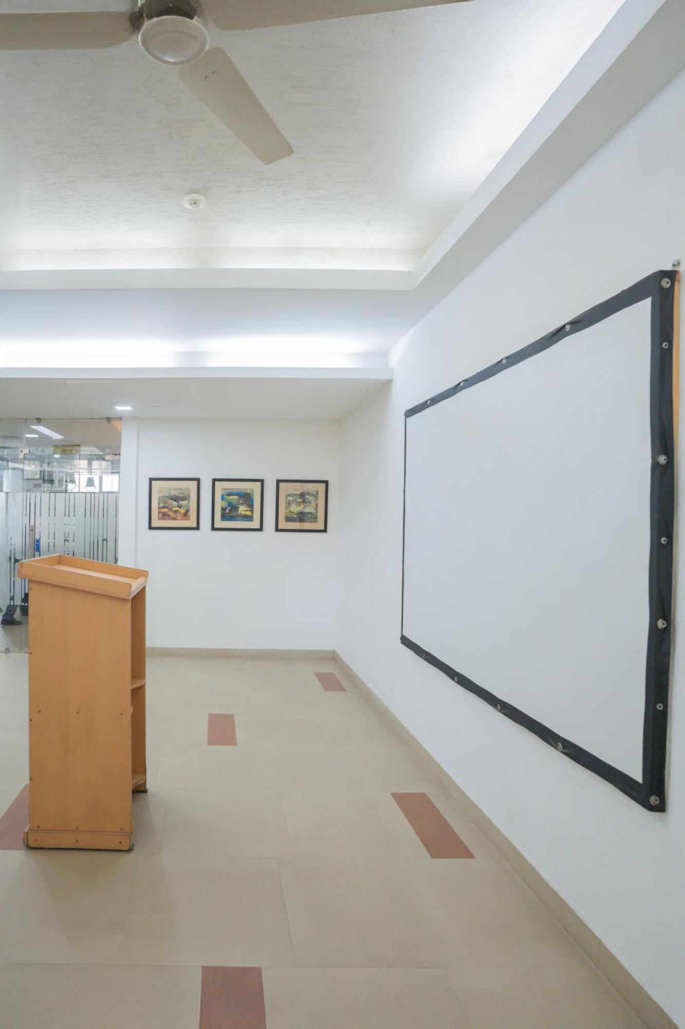 Guest house Ahuja Residency Parklane 3*
