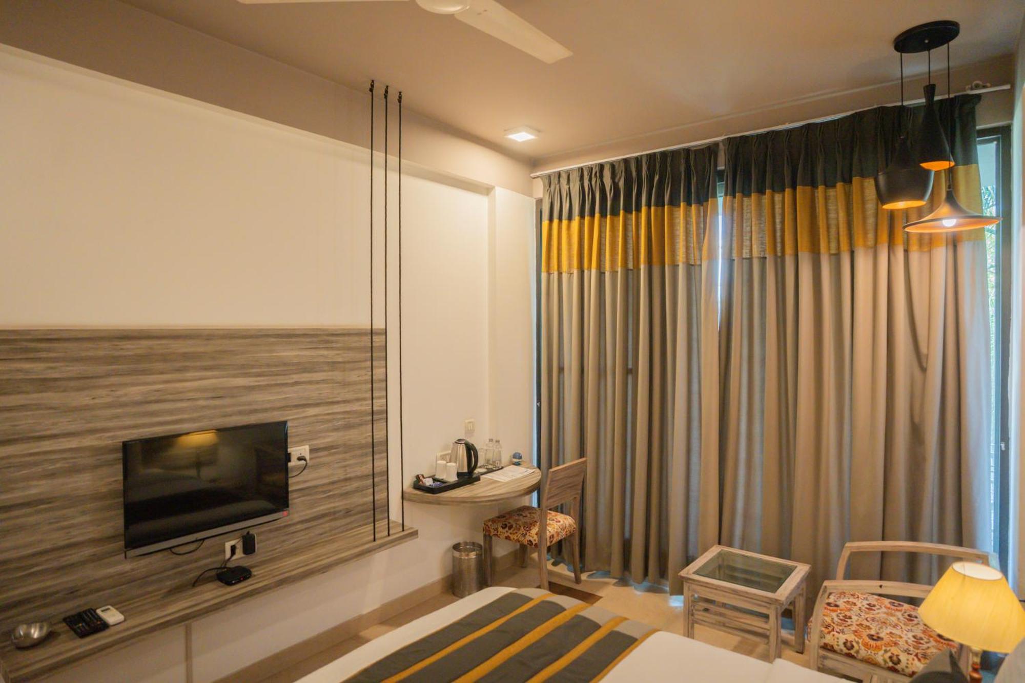 Guest house Ahuja Residency Parklane