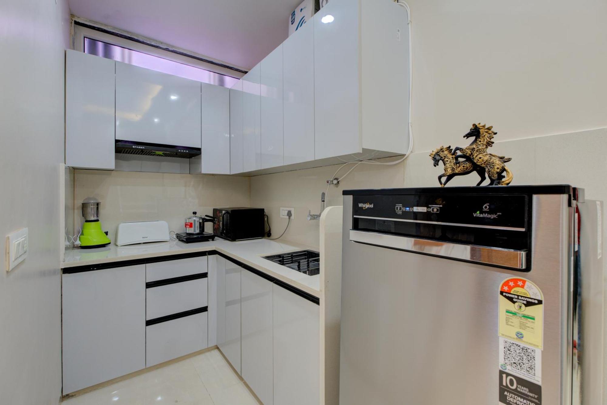 The Lodgers 1 Bhk Serviced Near Artemis Hospital Sector 52 *