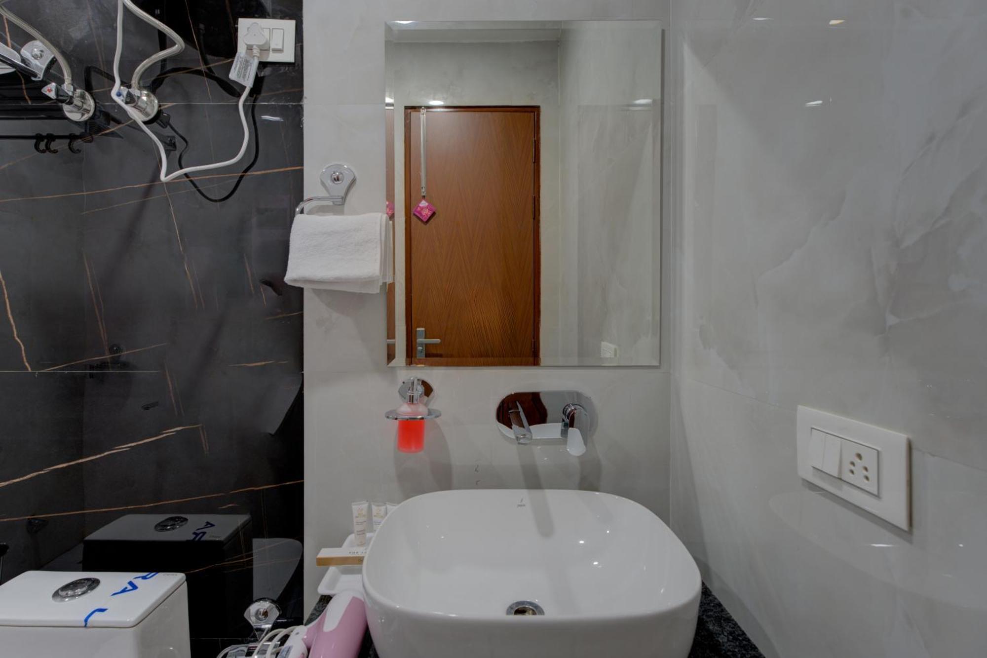 The Lodgers 1 Bhk Serviced Near Artemis Hospital Sector 52 *
