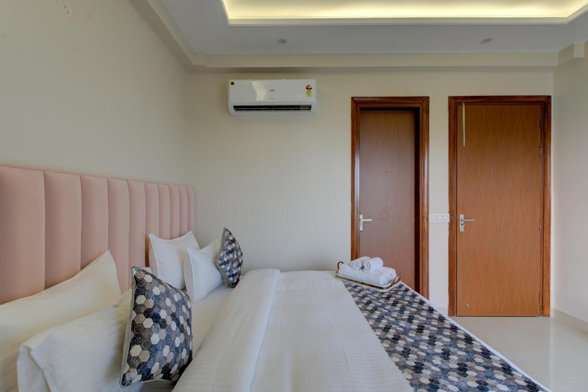 The Lodgers 1 Bhk Serviced Near Artemis Hospital Sector 52