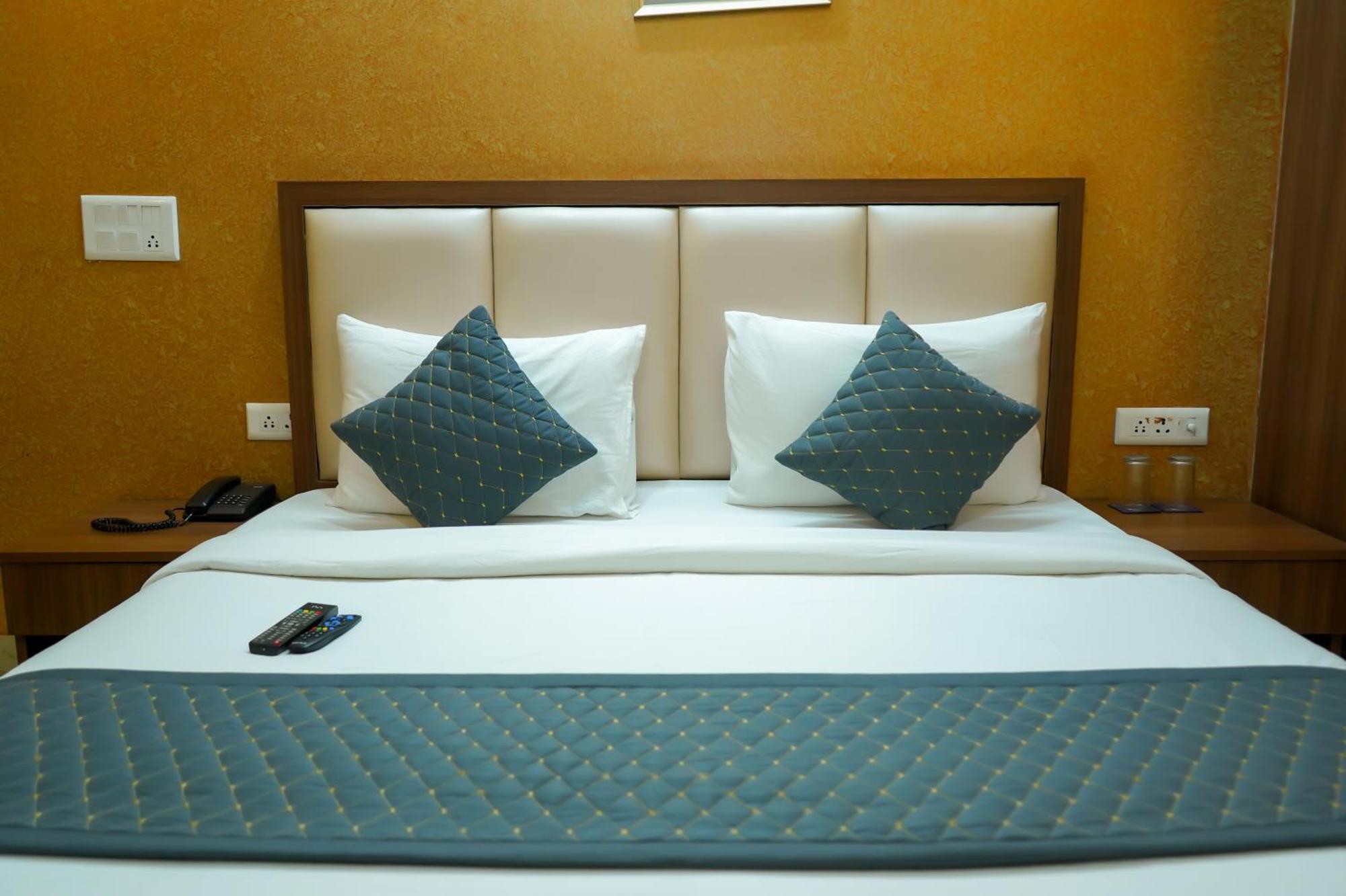 Hotel The Luxe 18 - Golf Course Road Gurgaon