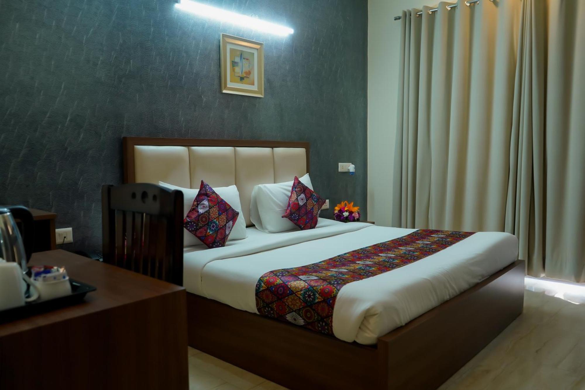 The Luxe 18 - Golf Course Road Hotel 3*