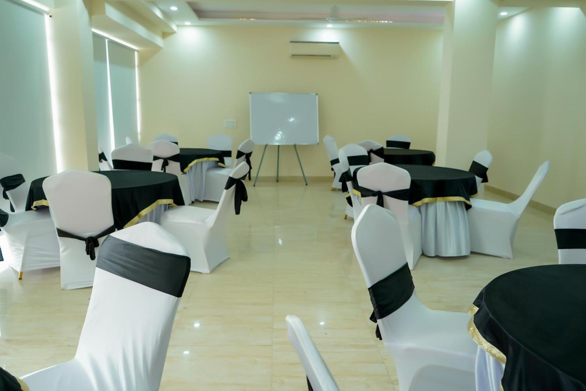 The Luxe 18 - Golf Course Road Hotel 3*