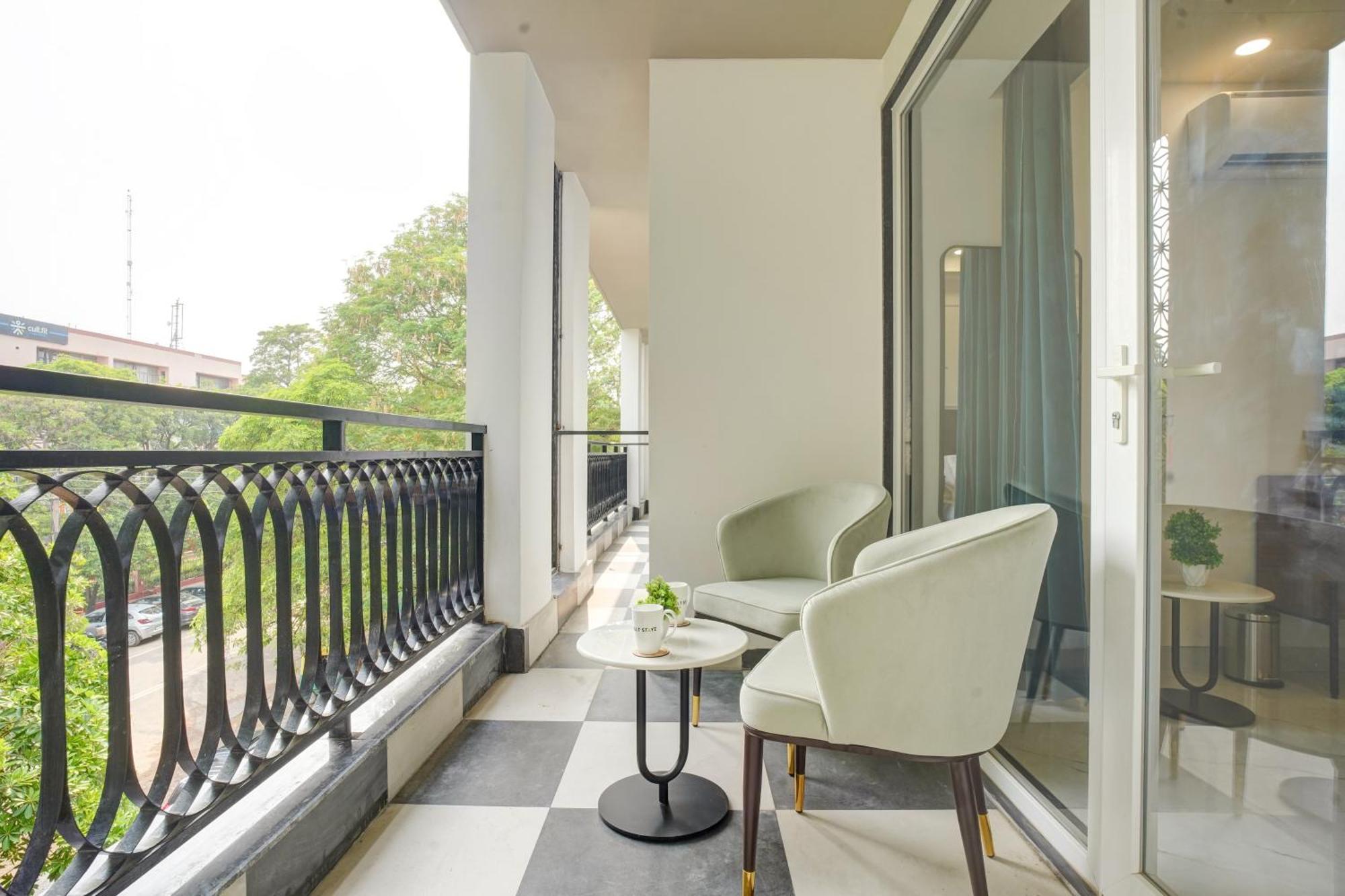 Saltstayz Premier - Arjun Marg Gurgaon