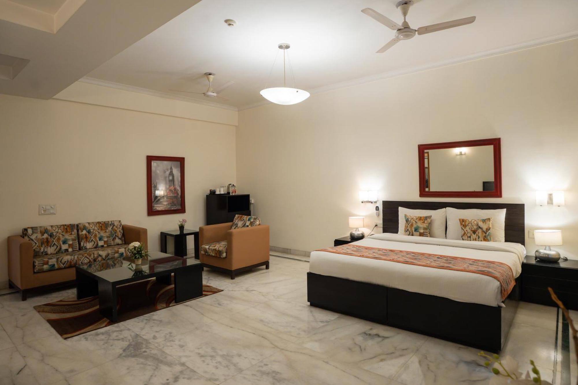 Ahuja Residency Cyber City I Guest house