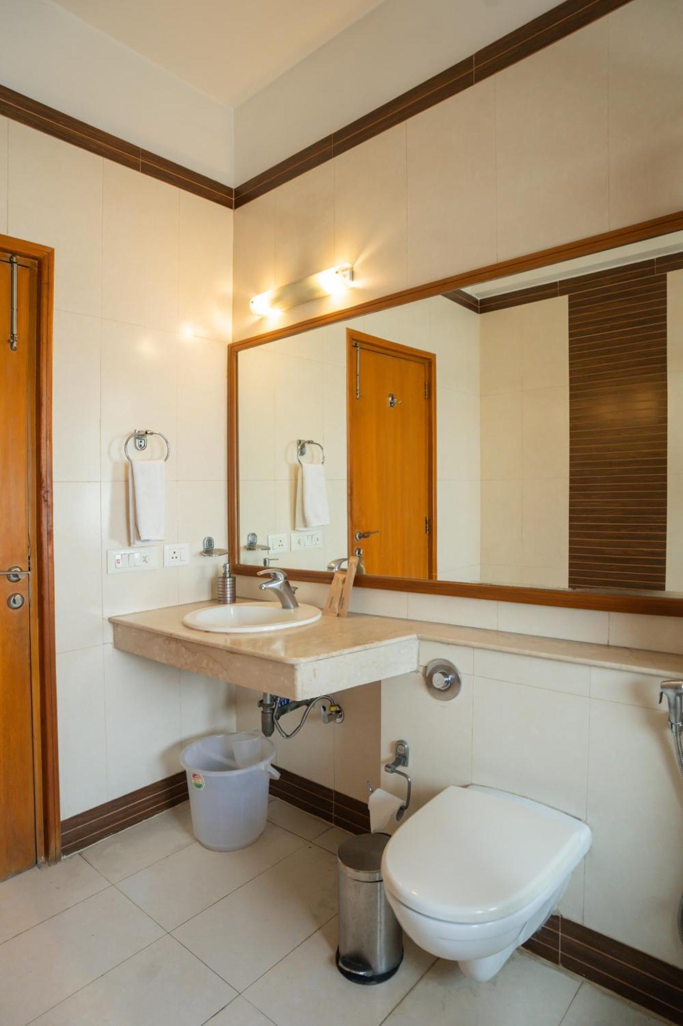 Ahuja Residency Cyber City I Guest house Gurgaon