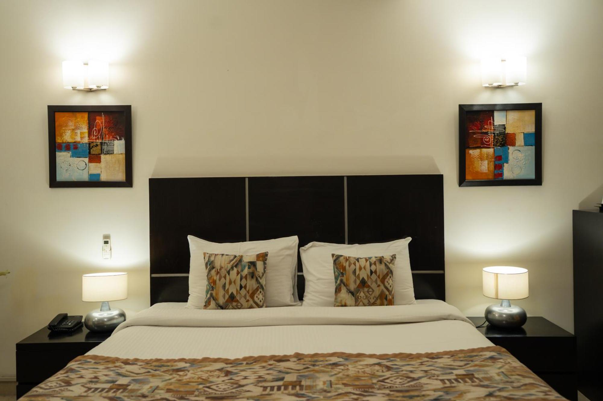 Ahuja Residency Cyber City I 3*