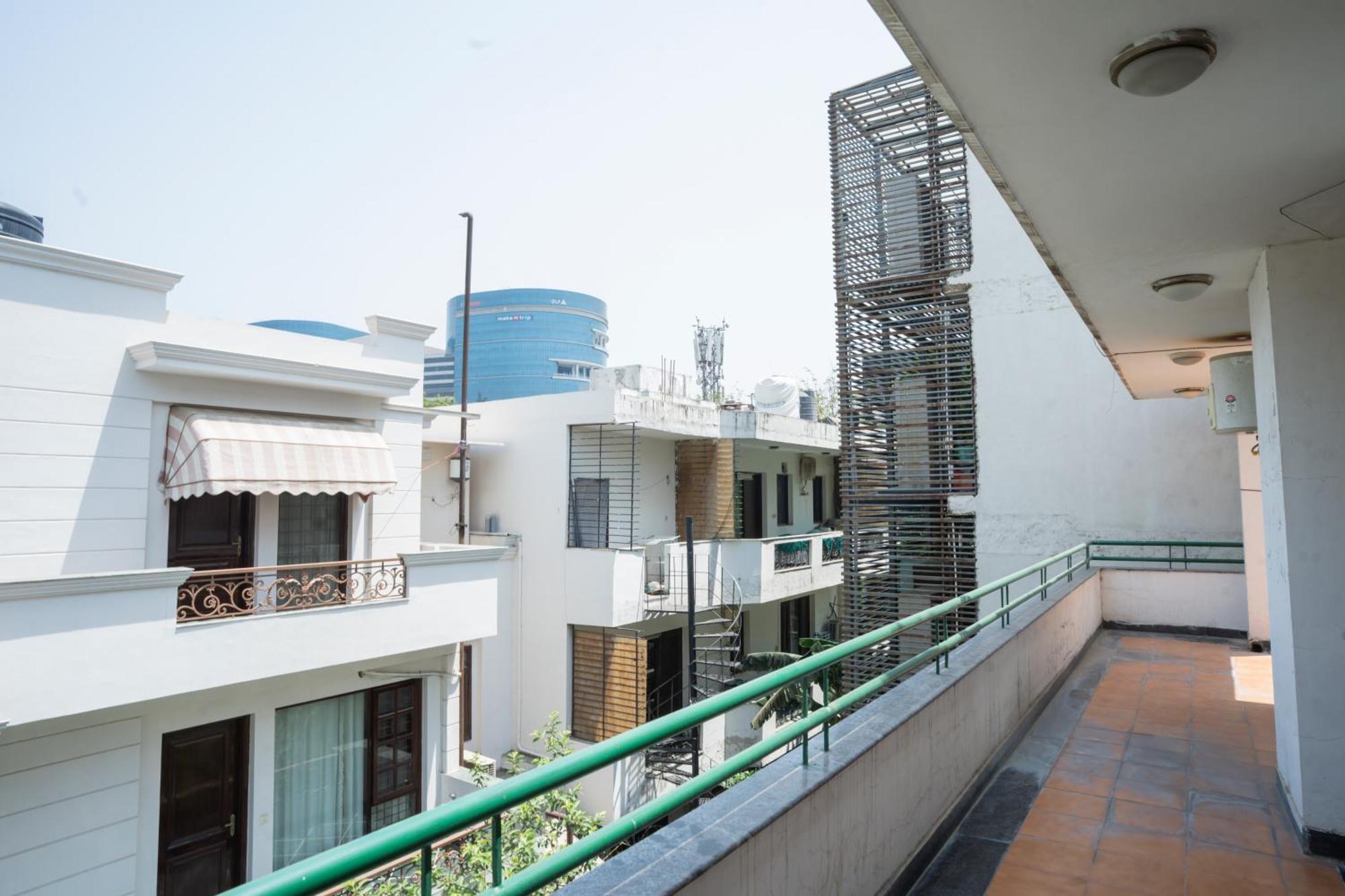 Ahuja Residency Cyber City I Guest house