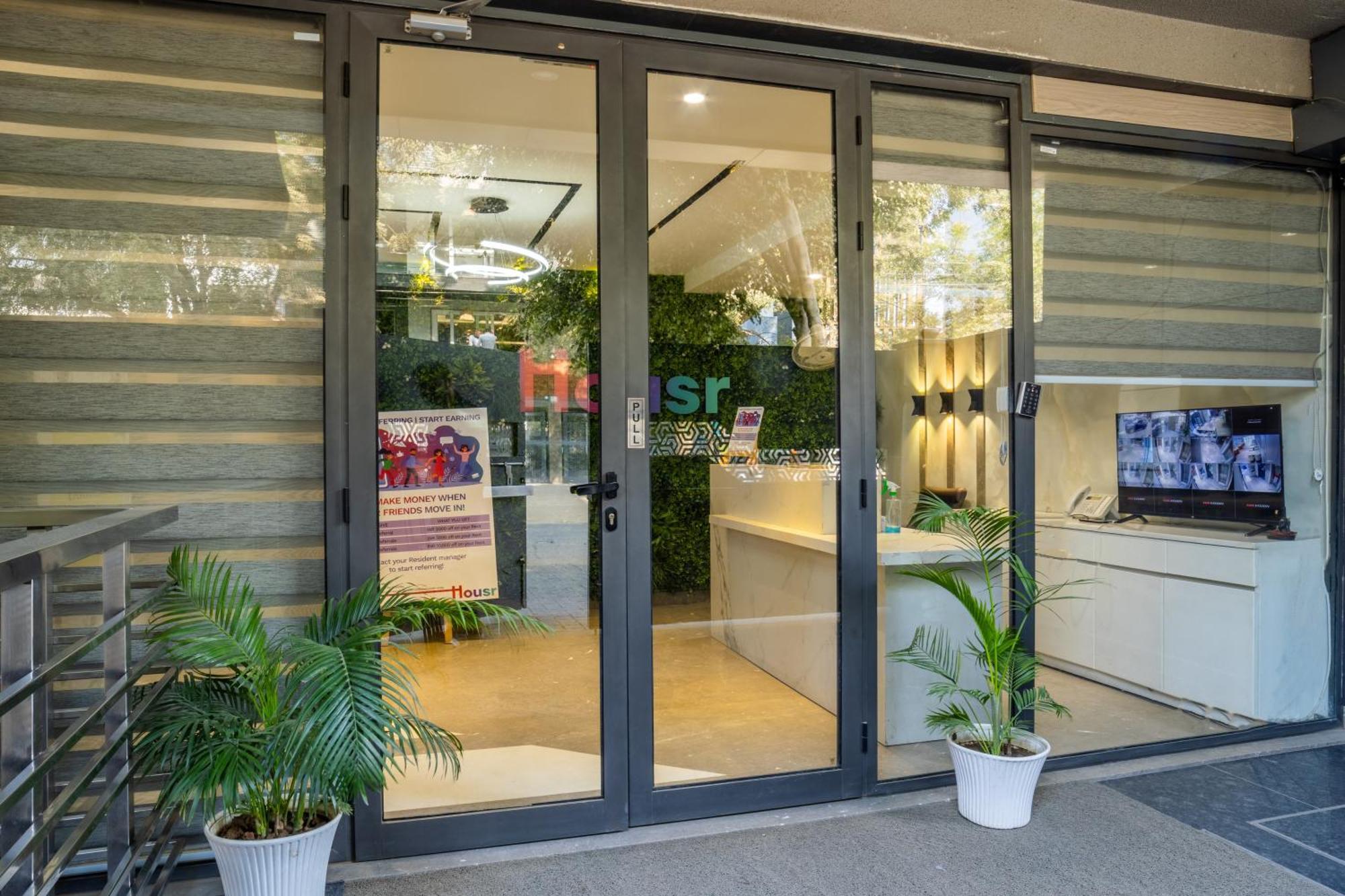Hotel Housr Sector 42 Golf Course Road Near 42-43 Metro Station *