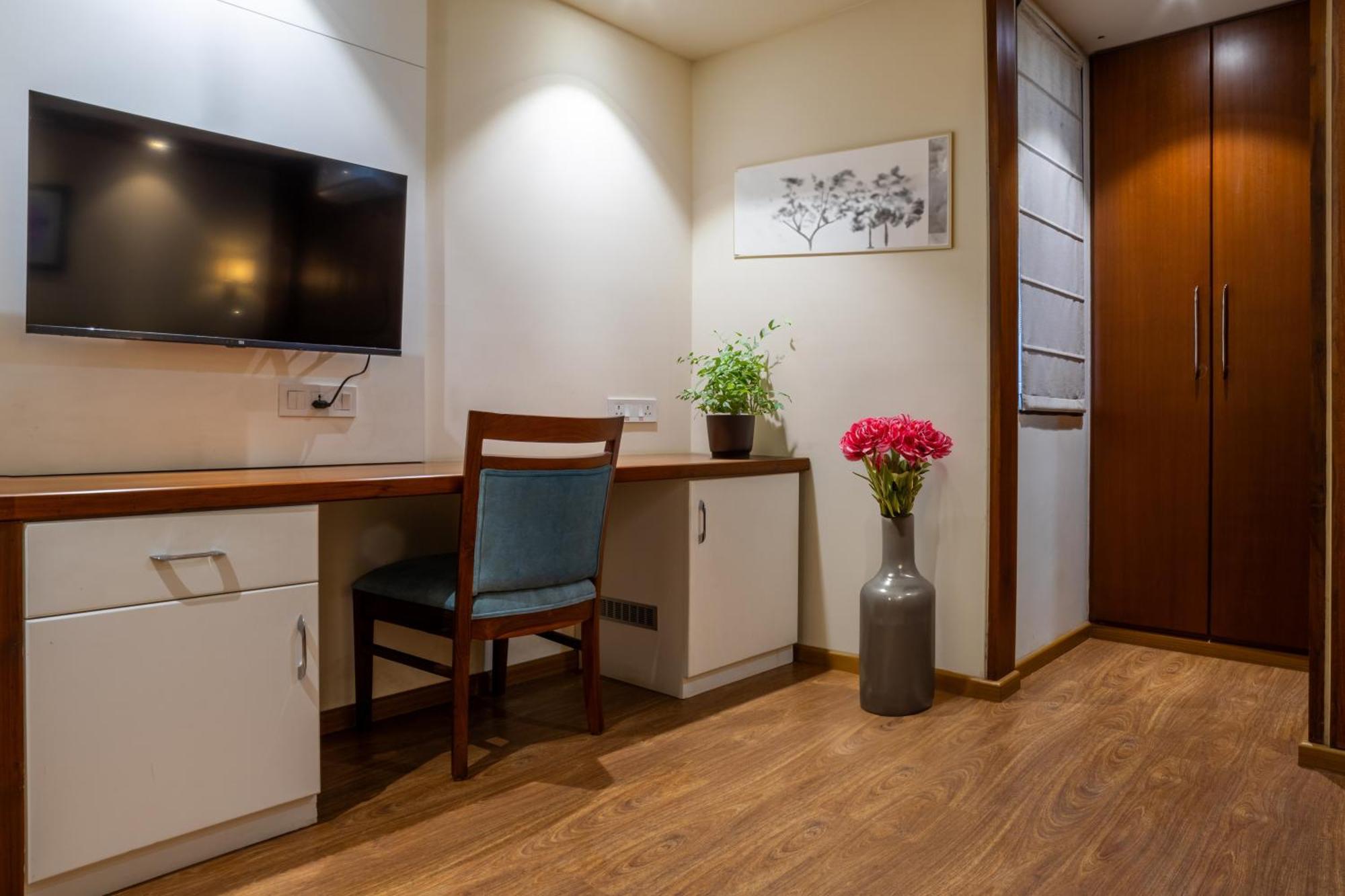 Housr Sector 42 Golf Course Road Near 42-43 Metro Station Hotel *