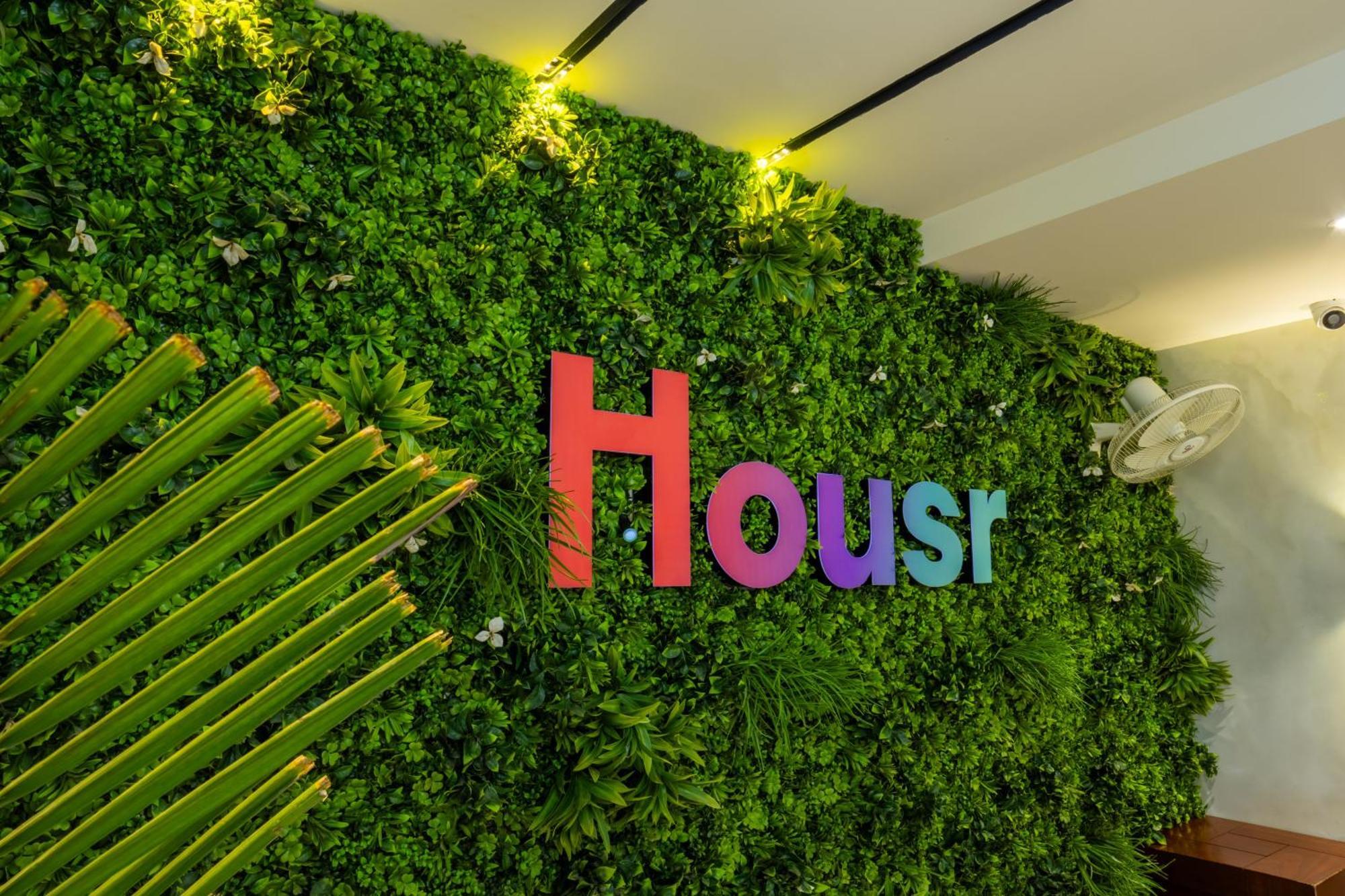 Hotel Housr Sector 42 Golf Course Road Near 42-43 Metro Station *