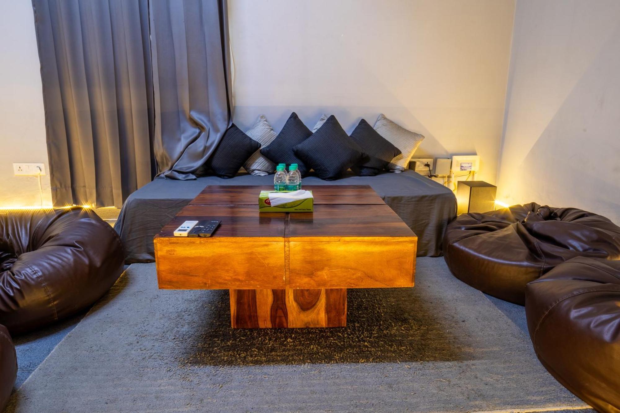 Housr Sector 42 Golf Course Road Near 42-43 Metro Station Hotel Gurgaon