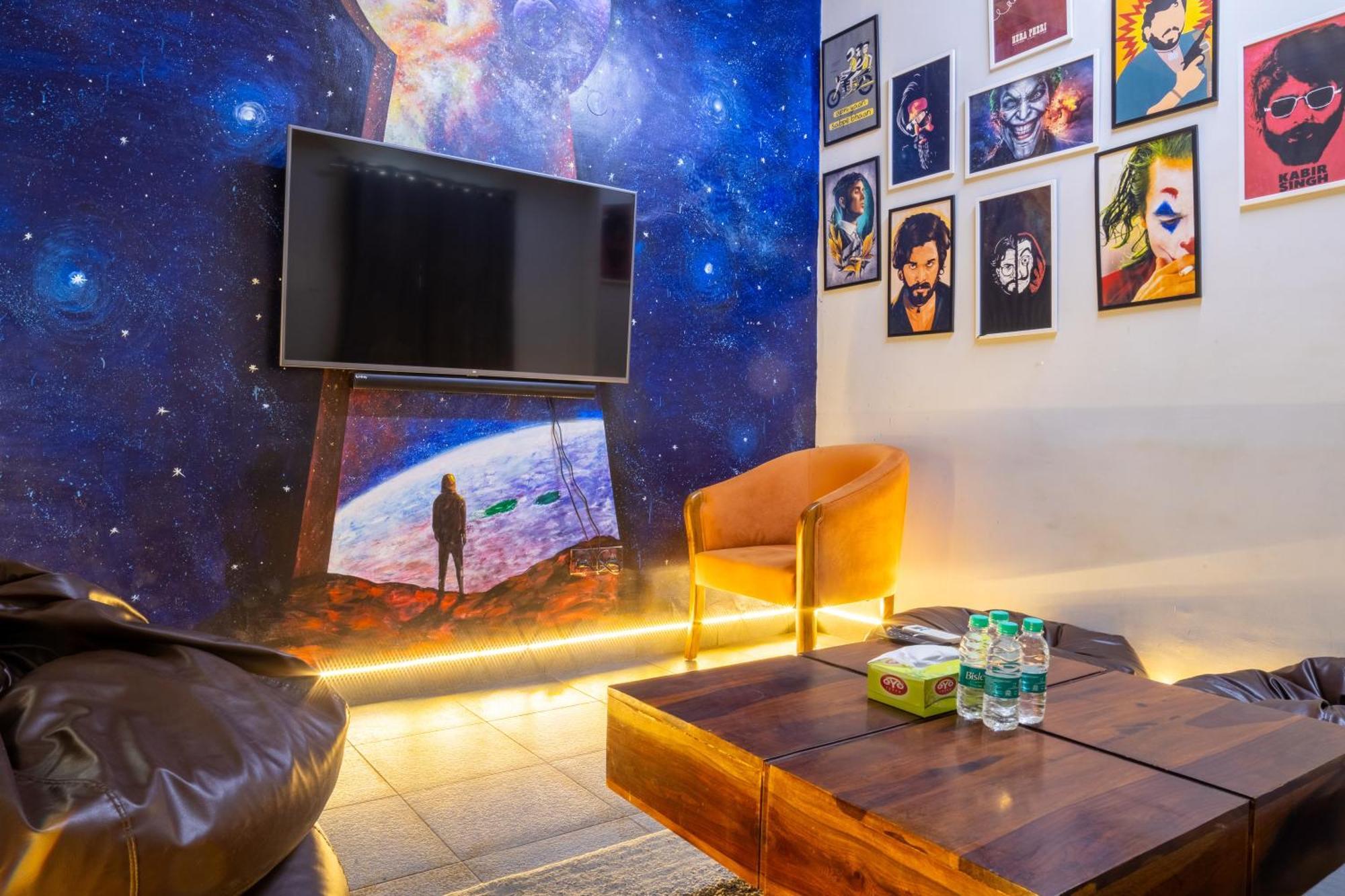 Hotel Housr Sector 42 Golf Course Road Near 42-43 Metro Station *