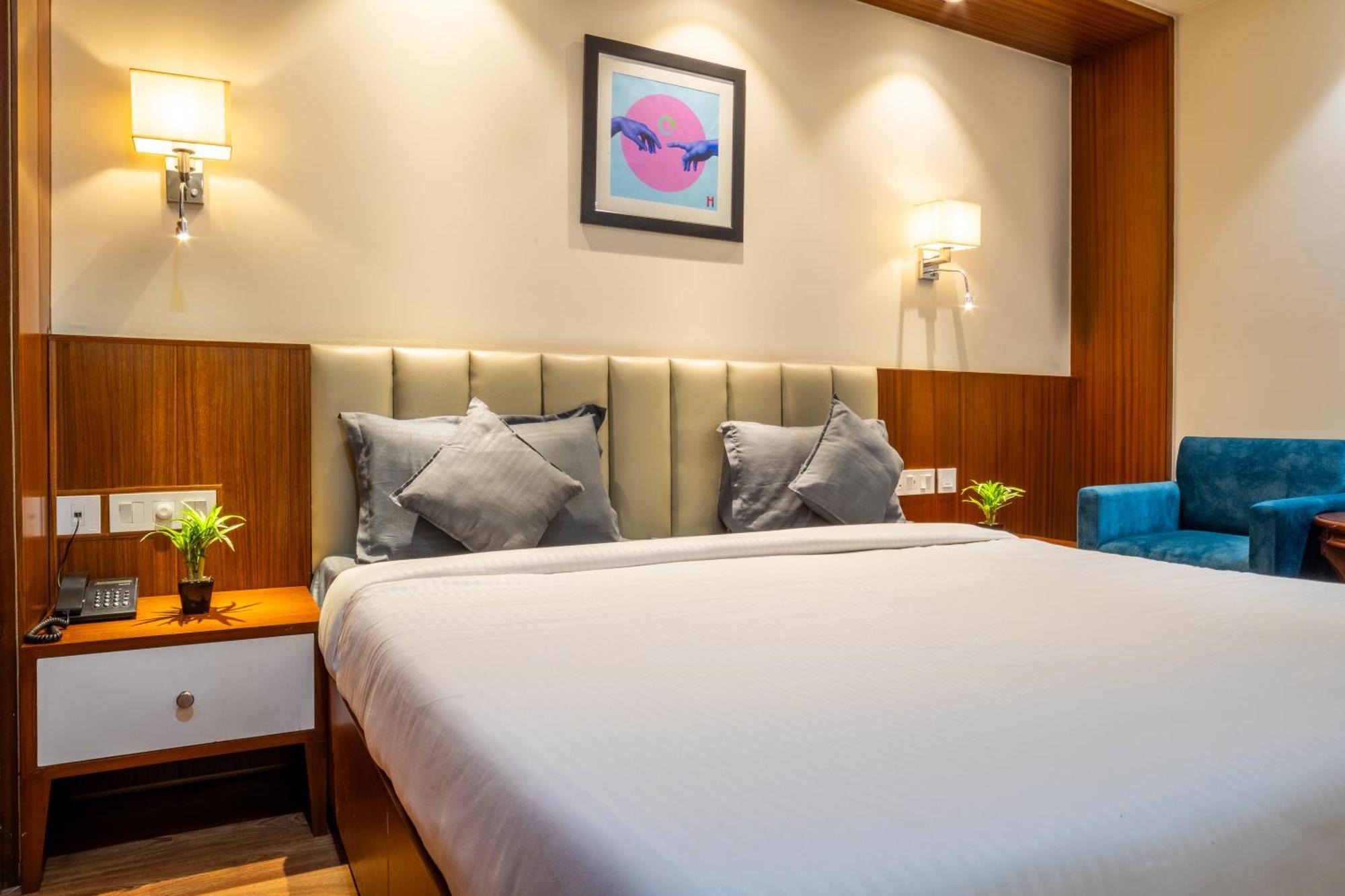 Hotel Housr Sector 42 Golf Course Road Near 42-43 Metro Station Gurgaon